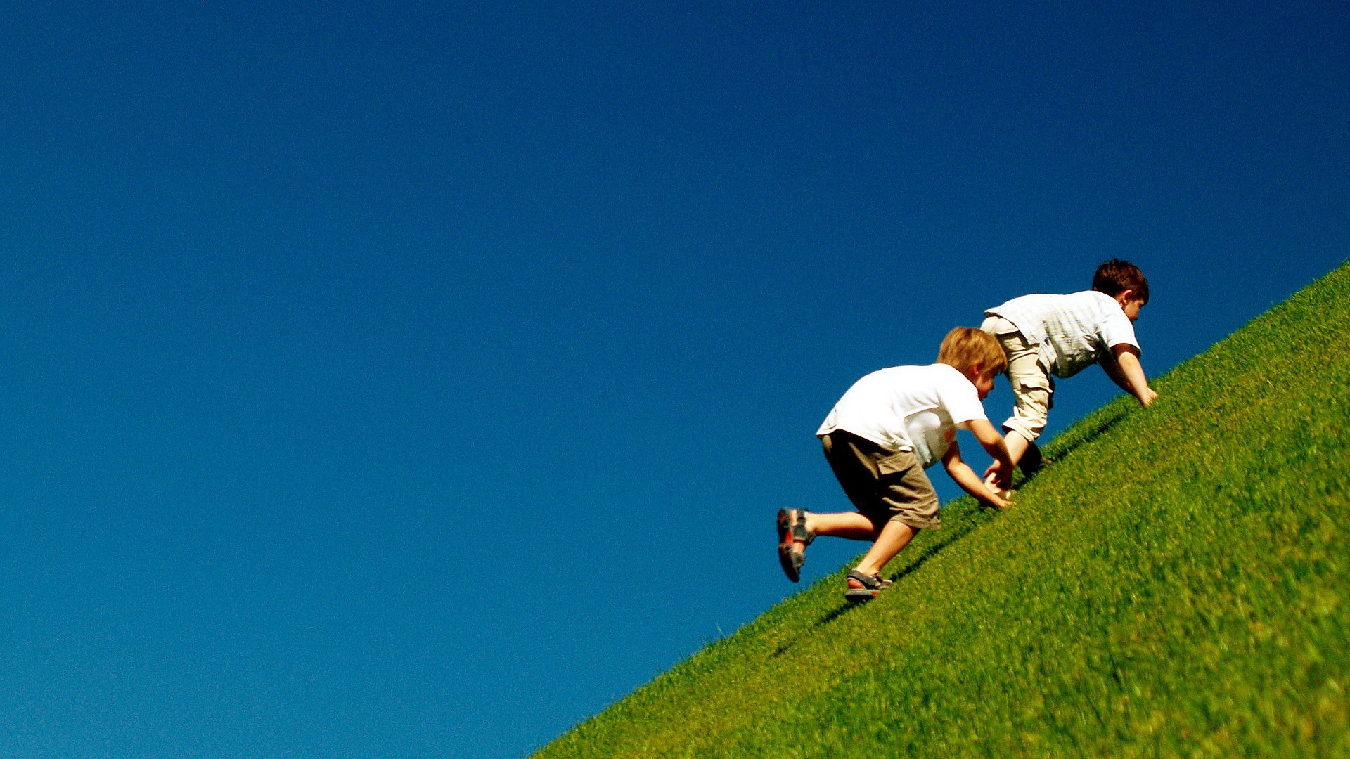 Дети взбираются в гору обои