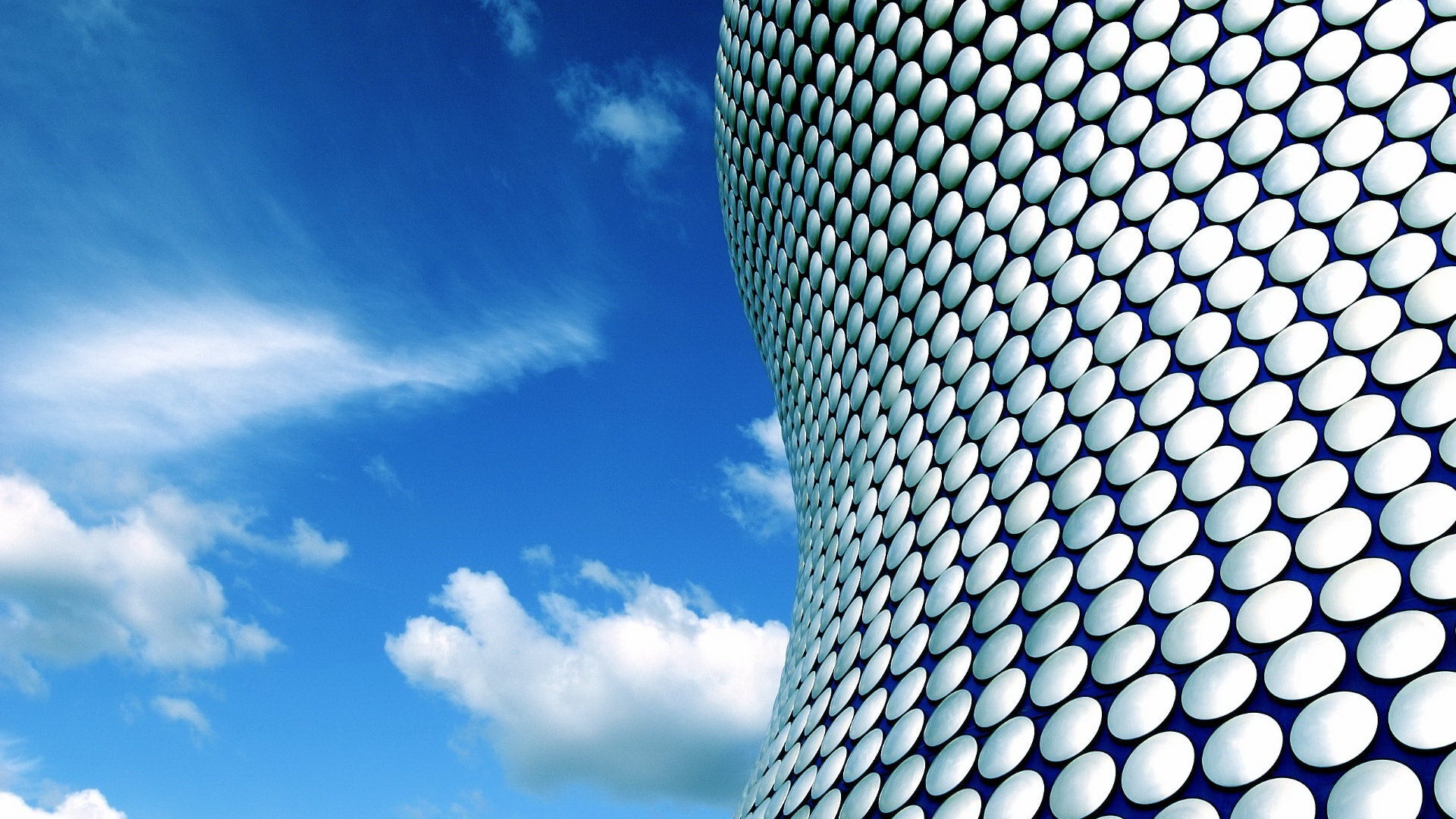 Стена из белых кругов обои