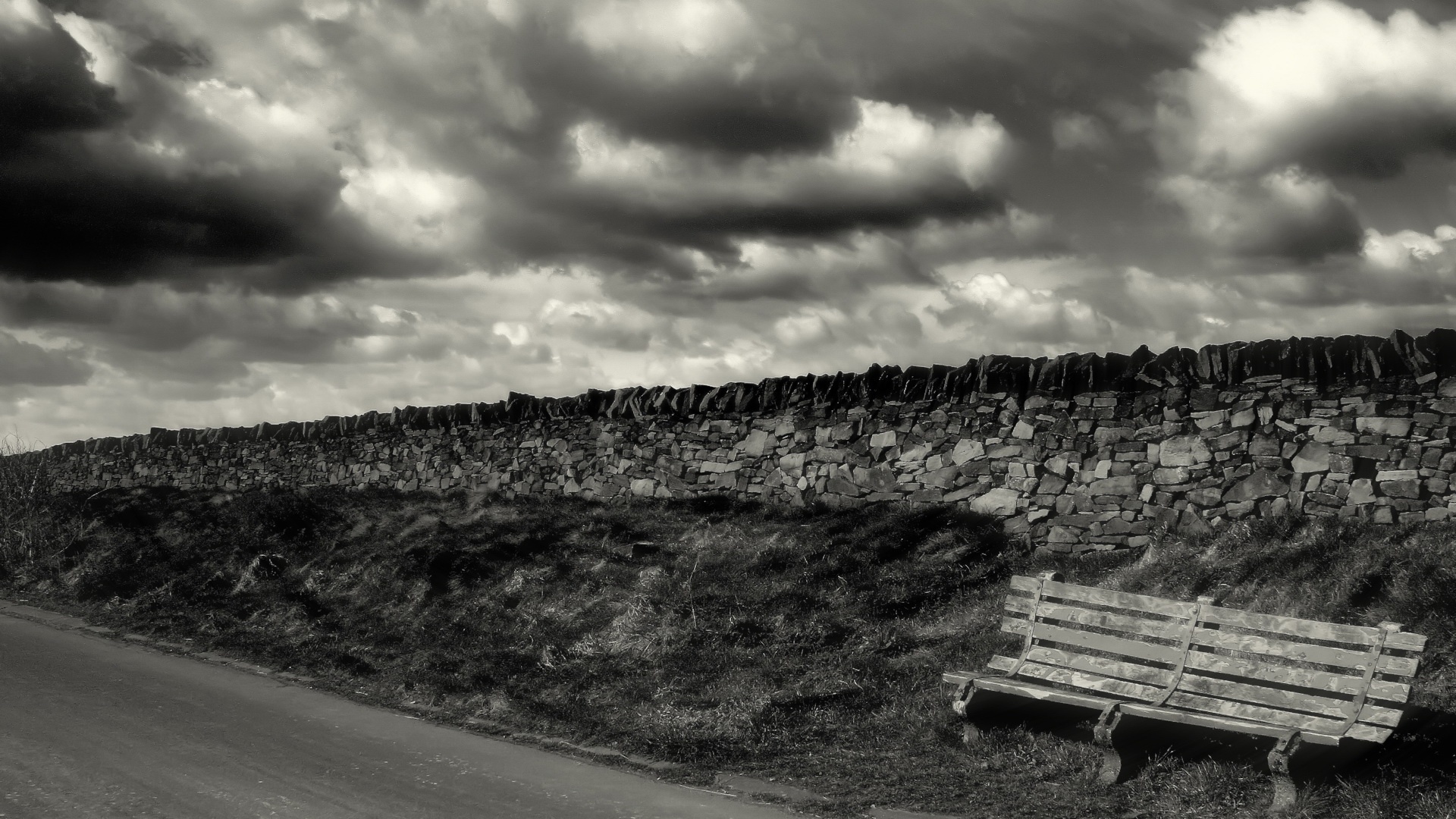 Скамейка у дороги обои