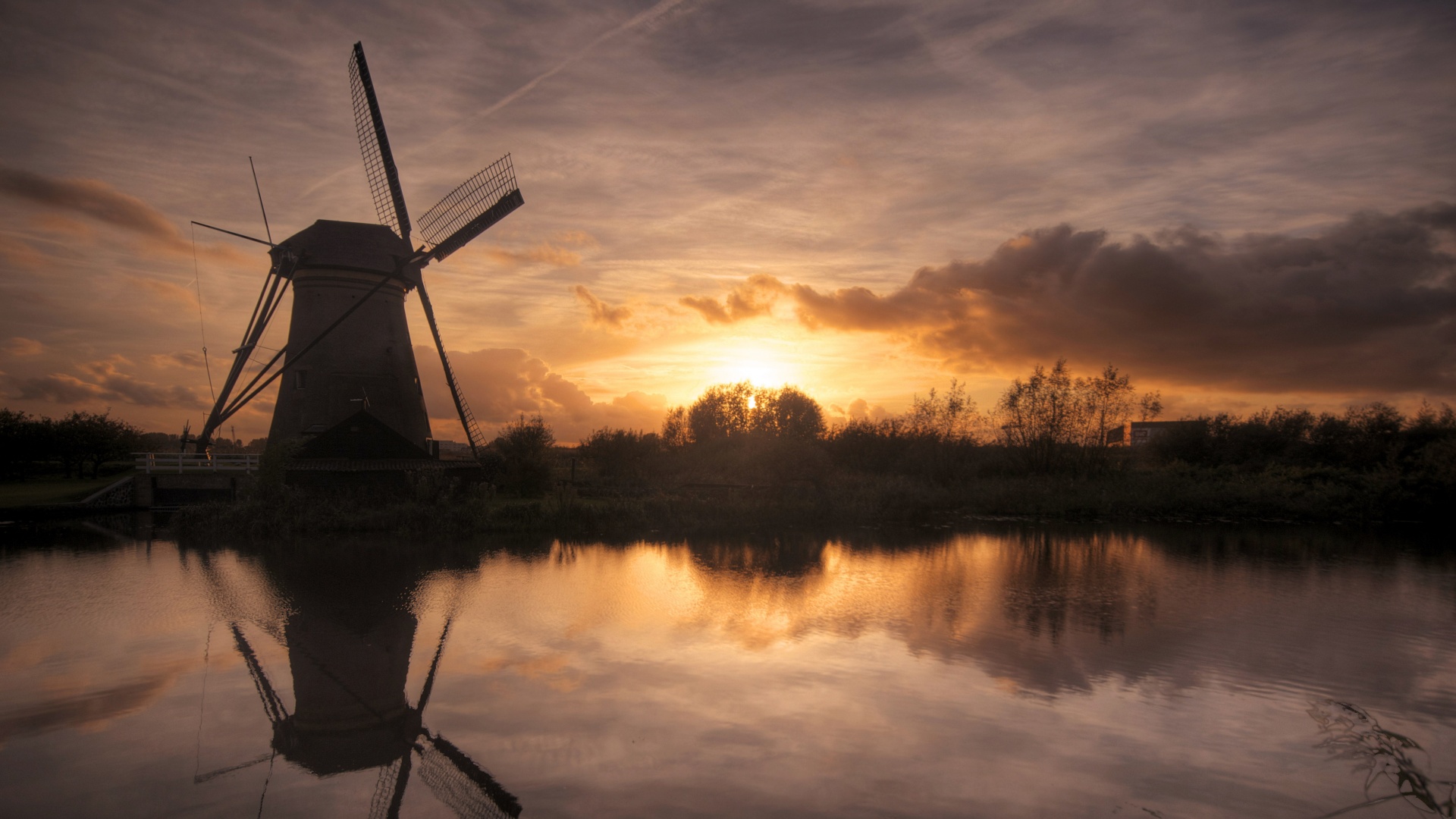 Мельница на озере обои