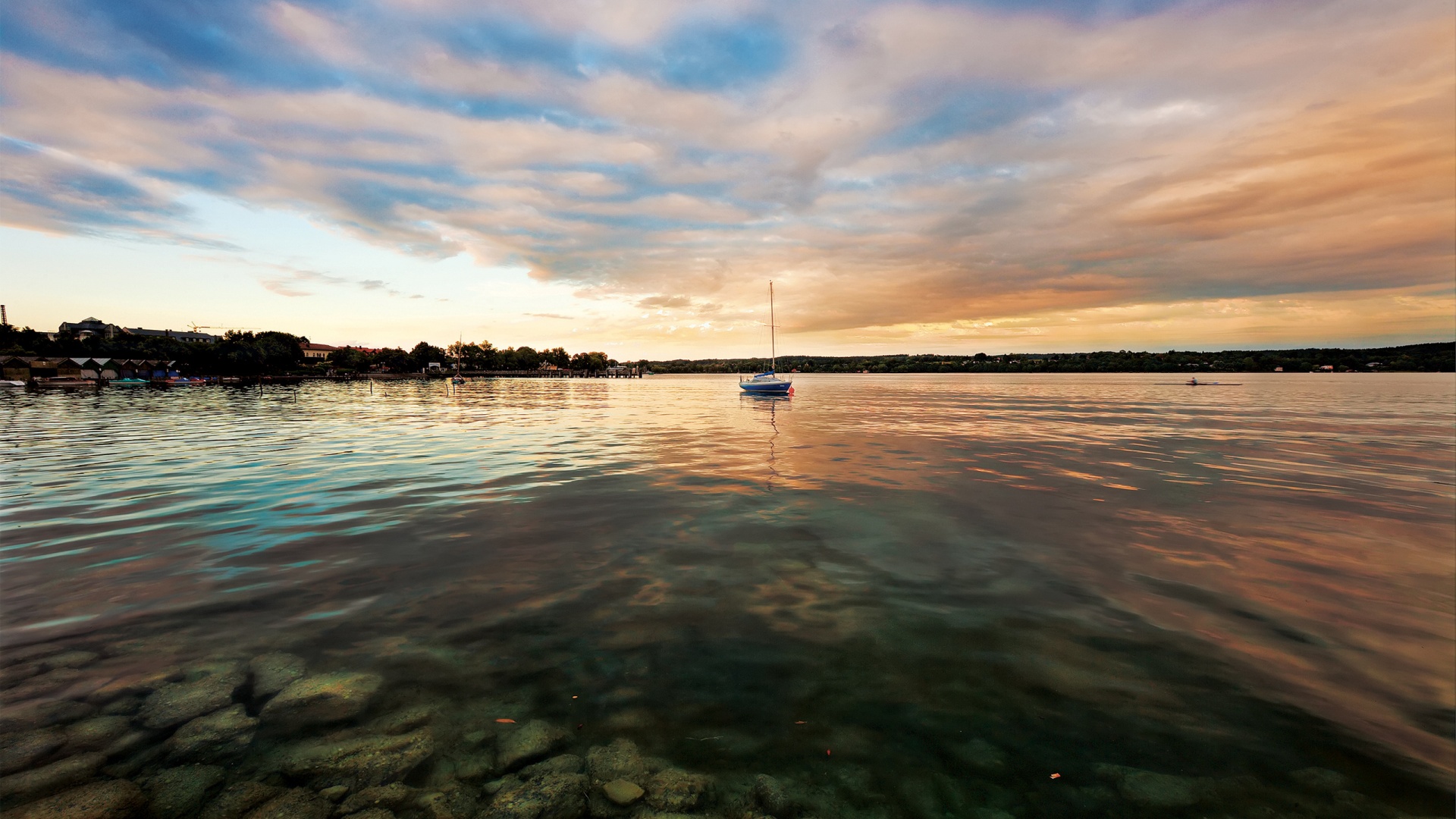 Яхта на озере обои
