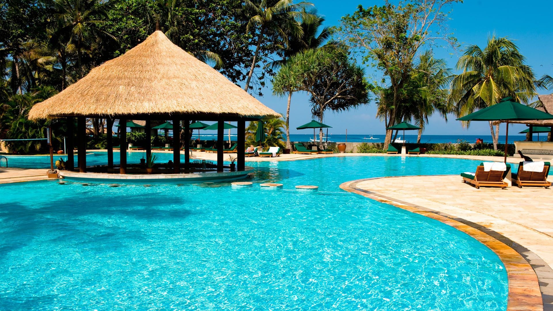 Бассейн отеля обои