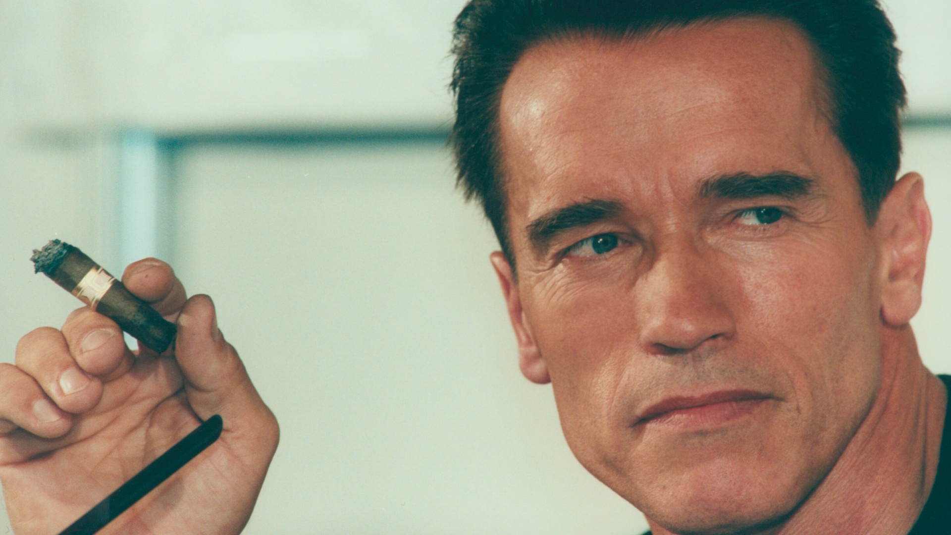 Арнольд Шварцнеггер с сигарой обои