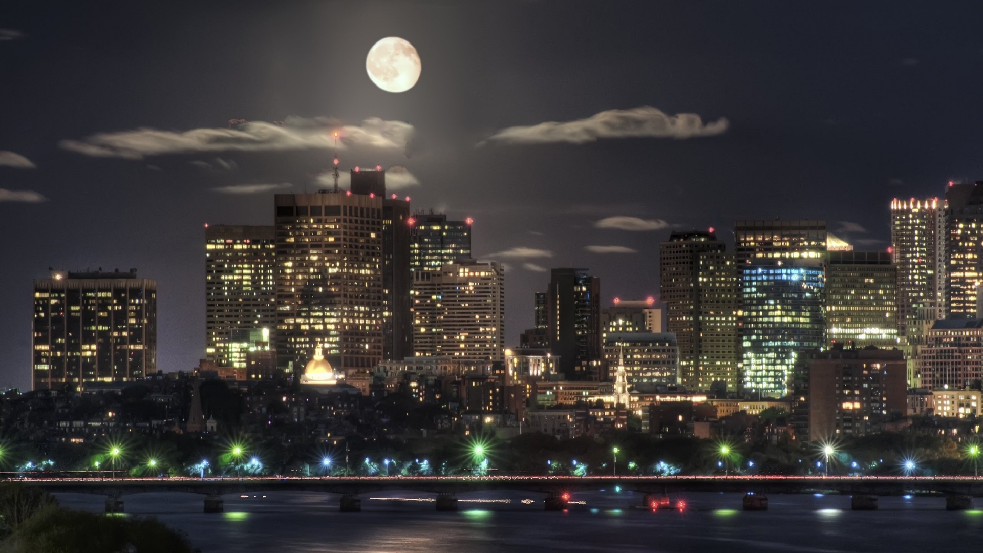 Луна над мегаполисом обои