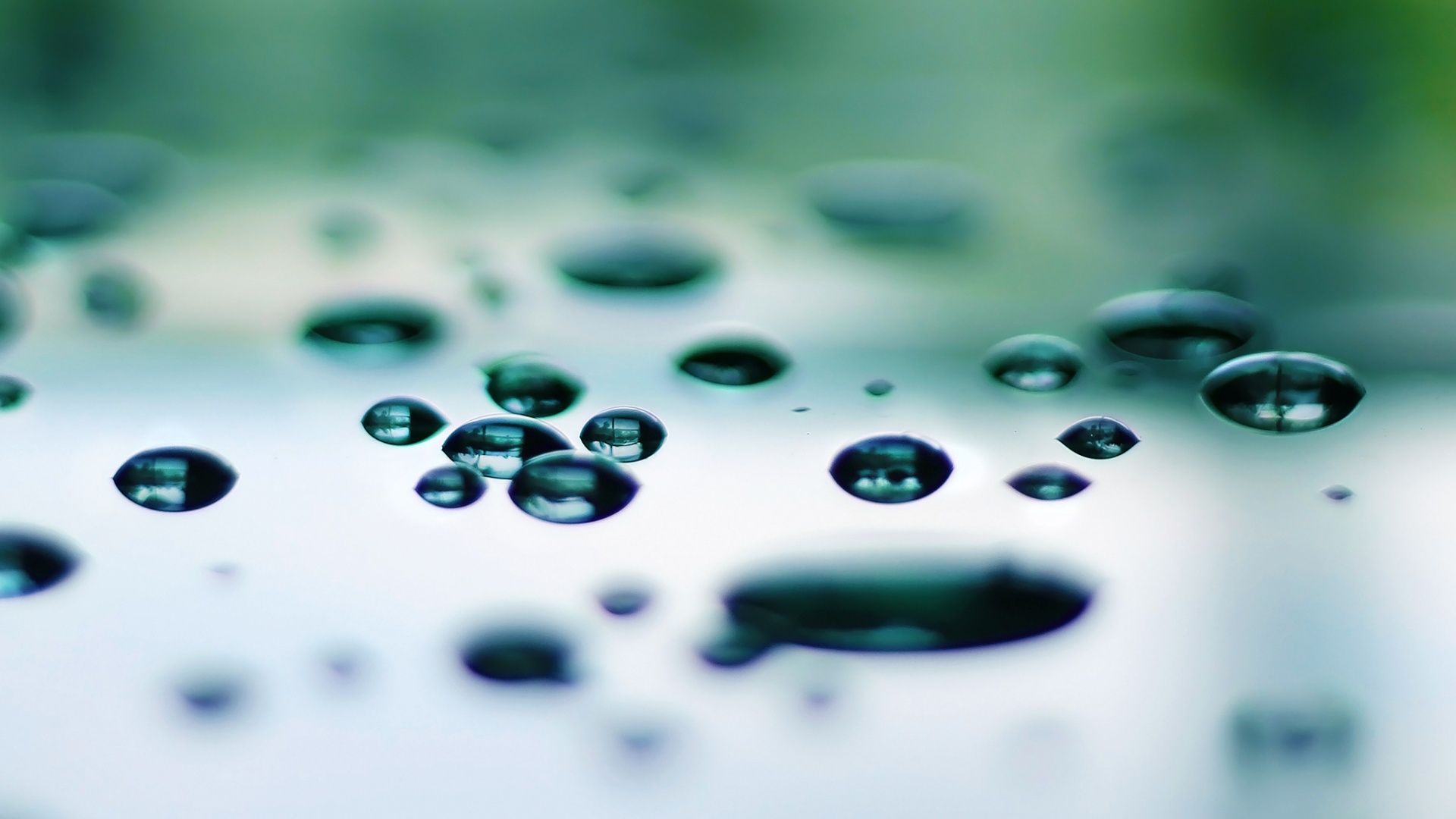 Темные капли на зеркальнйо поверхности обои