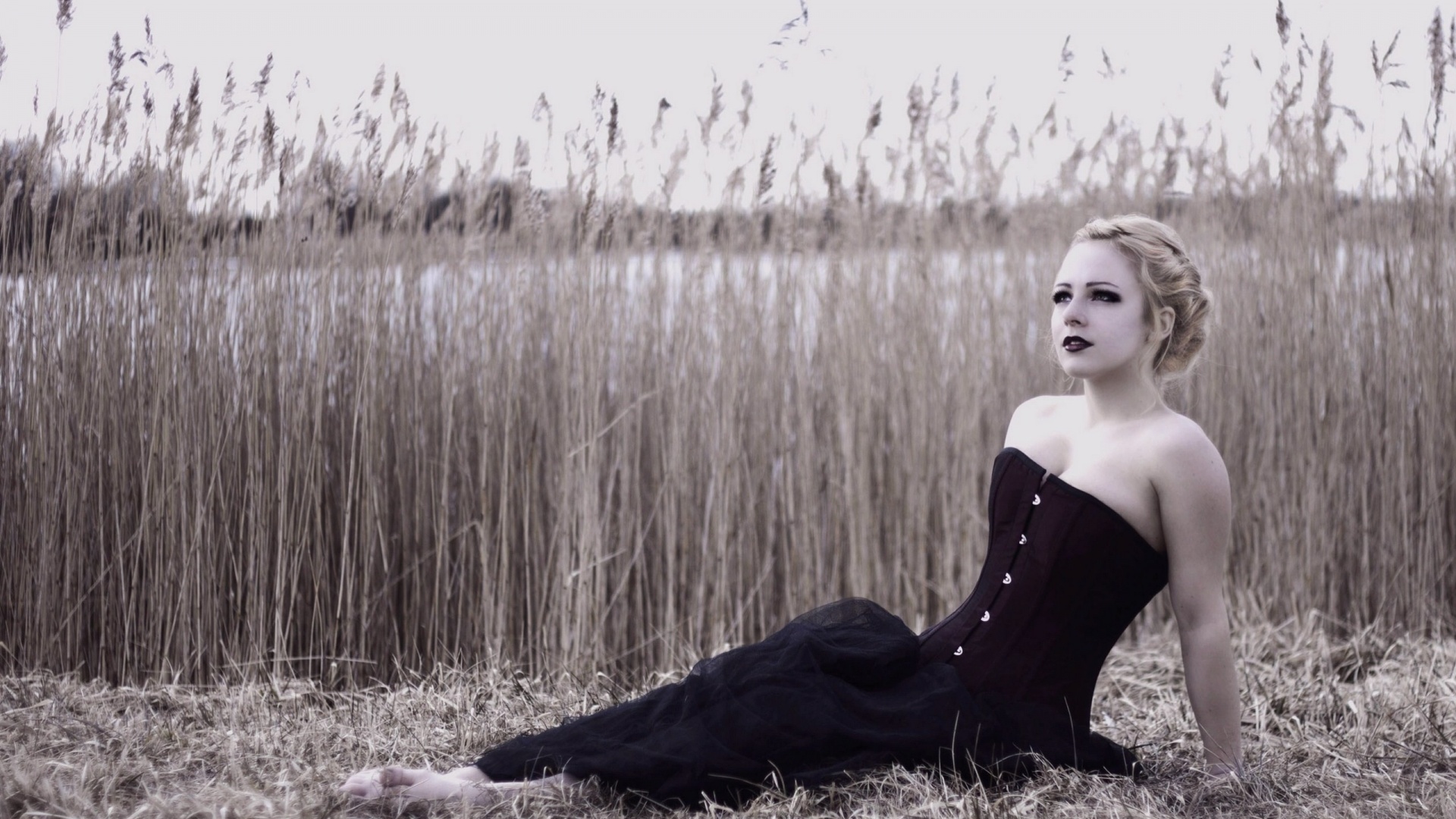 Девушка на траве в черном корсете обои