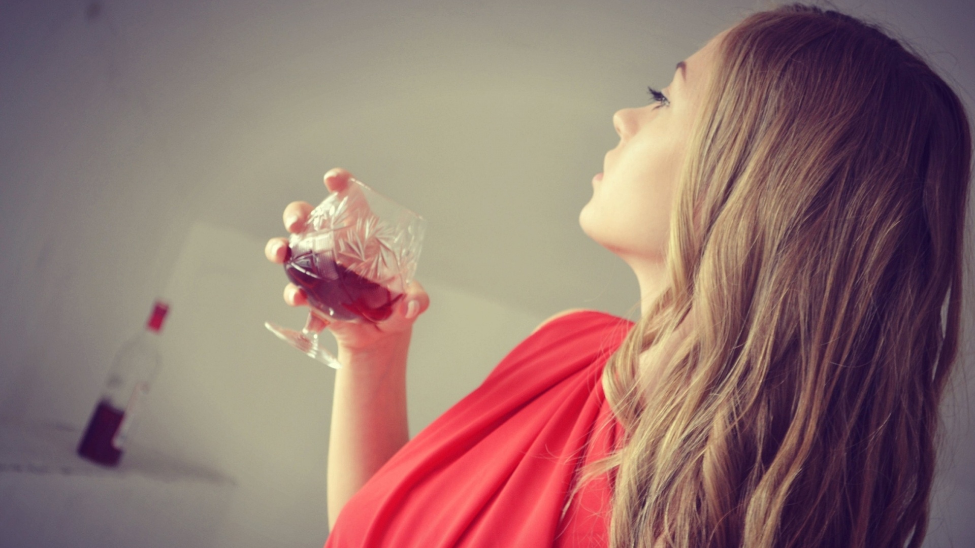 Девушка с бокалом обои