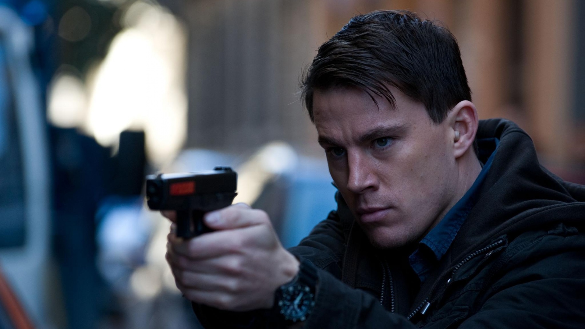 Ченнинг Татум с пистолетом обои