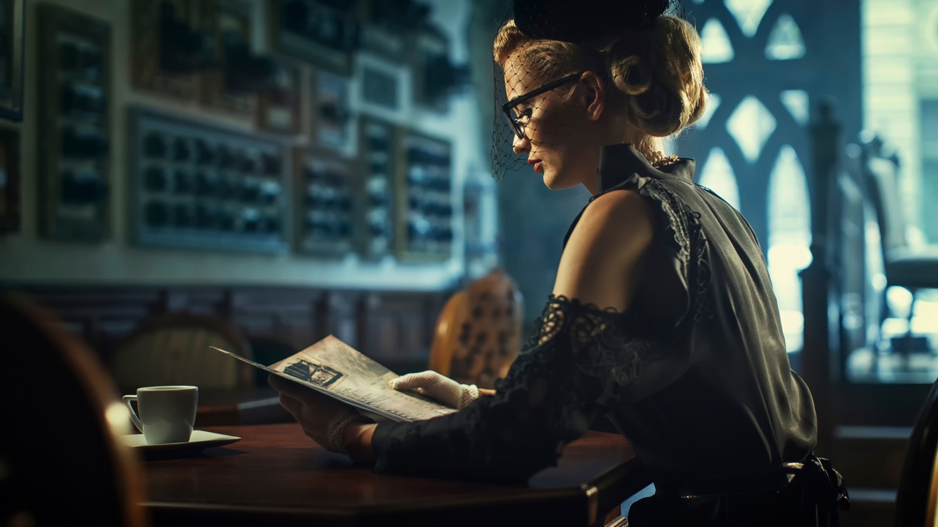 Витажная девушка в кафе обои