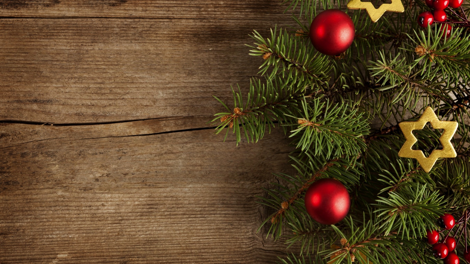 Новогодние игрушки на еловой ветке обои