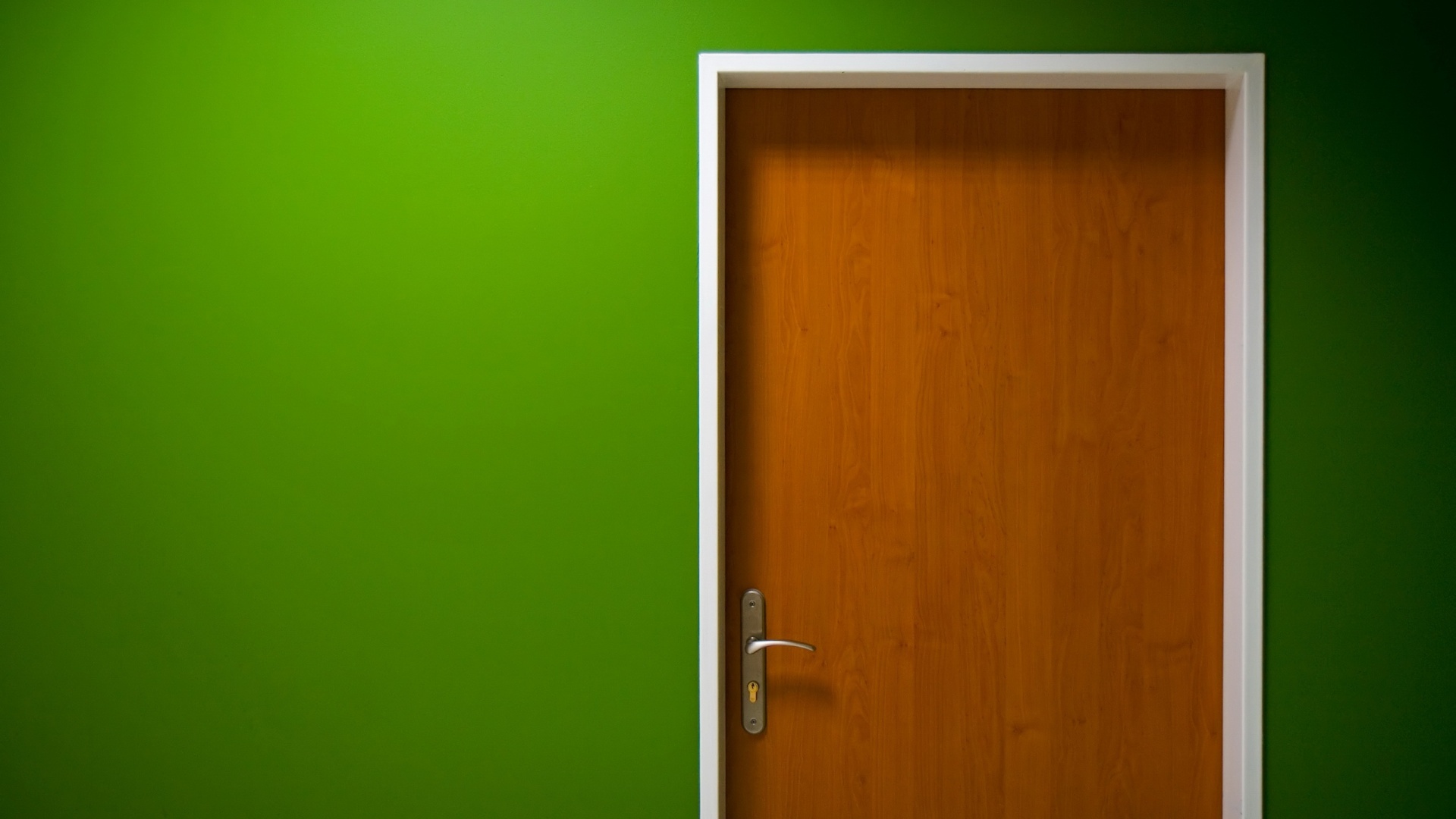 Дверь в стене обои