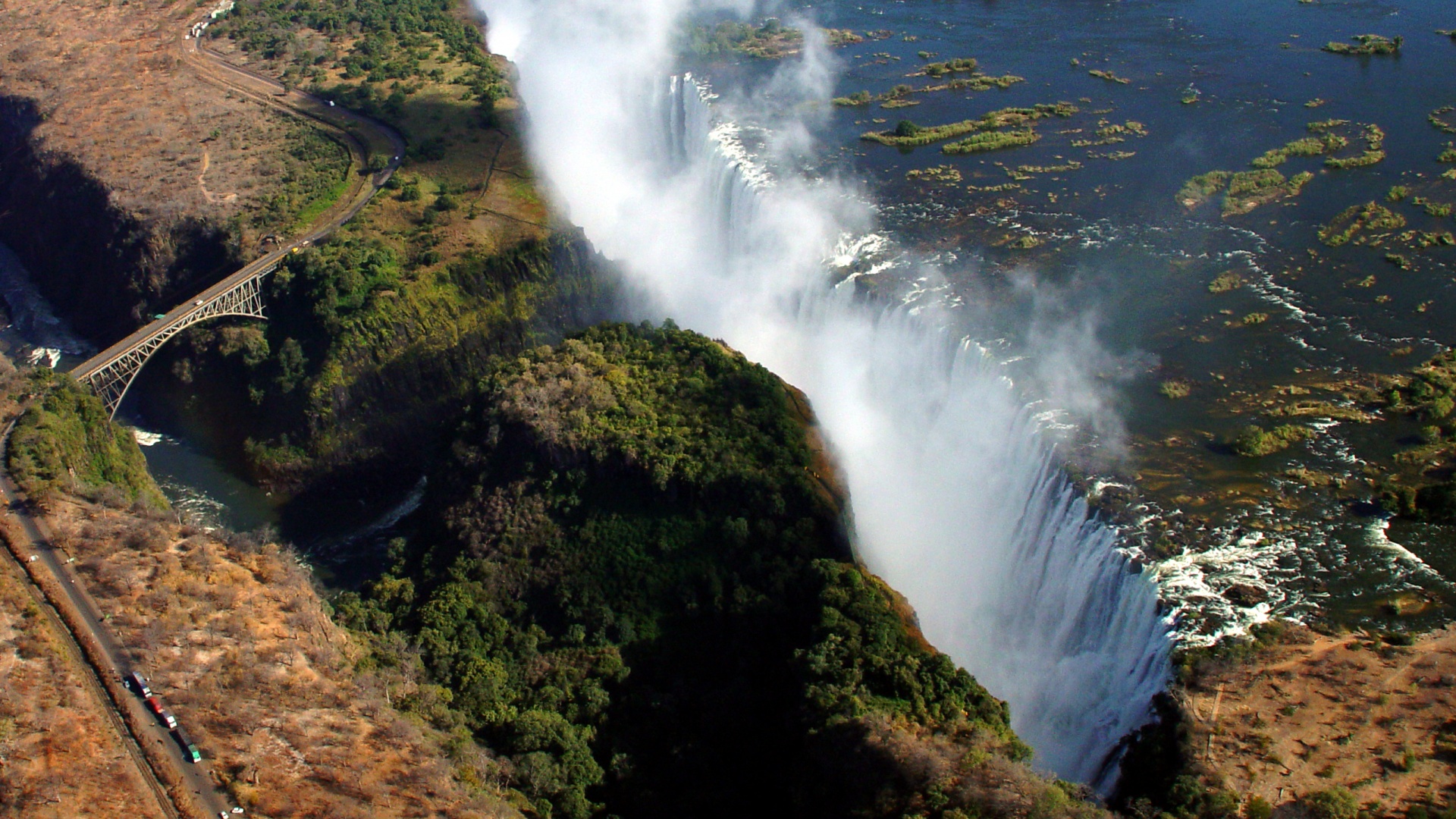 Живописный водопад обои
