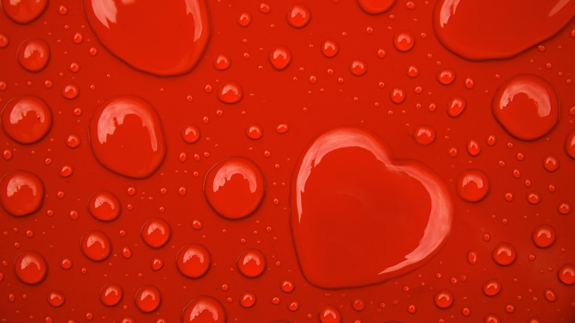 Капли на красном фоне обои