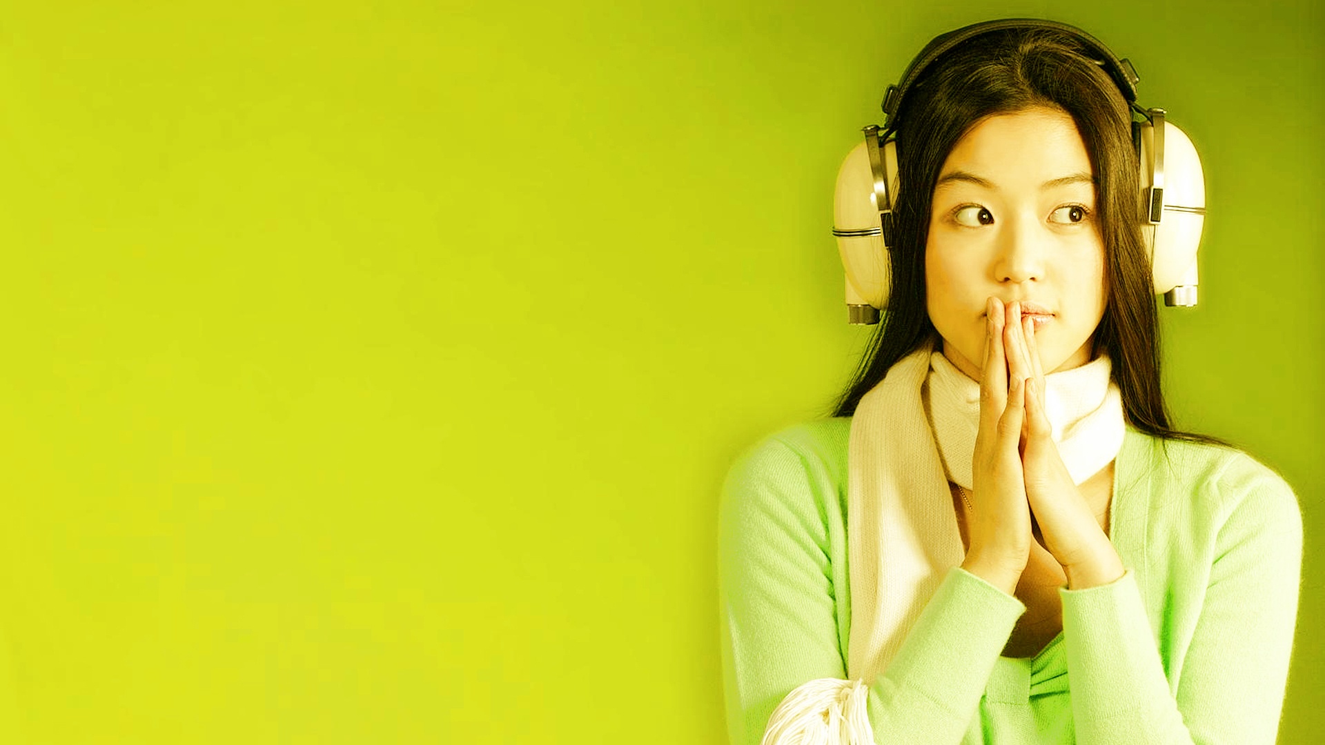 Японка в наушниках обои