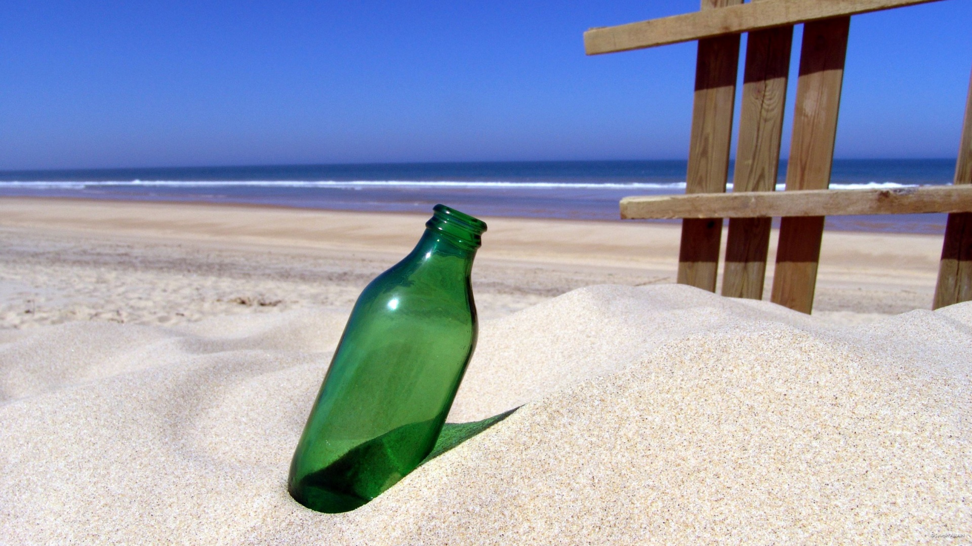Бутылка на пляже обои