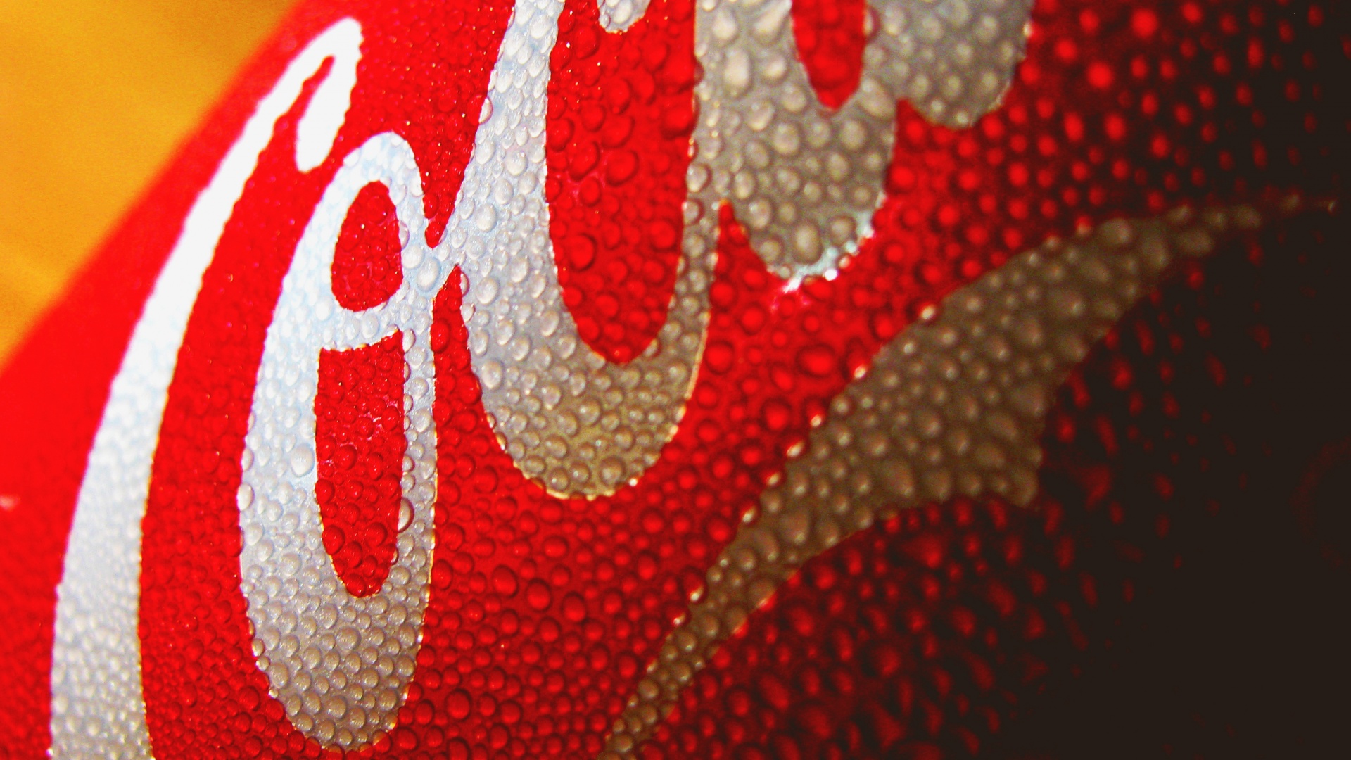 Запотевшая банка Кока-Колы обои