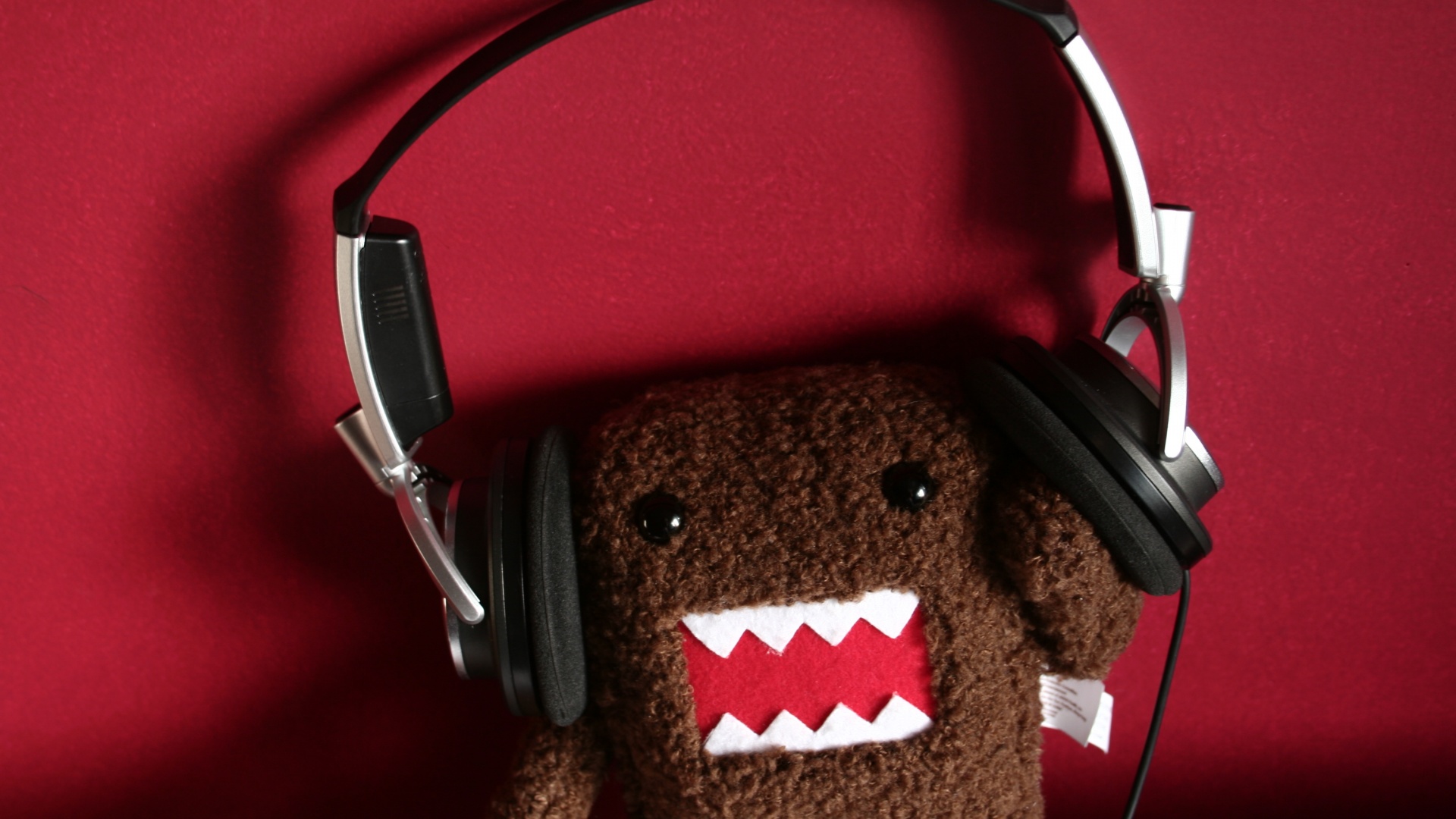 Демокун в наушниках обои