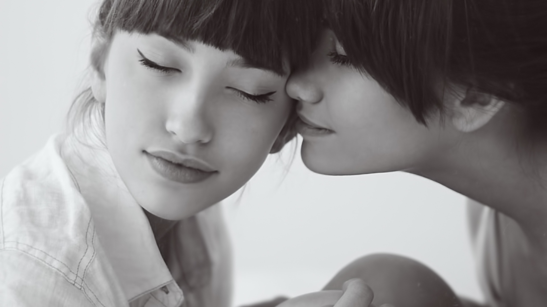 Две очень красивые девушки обои