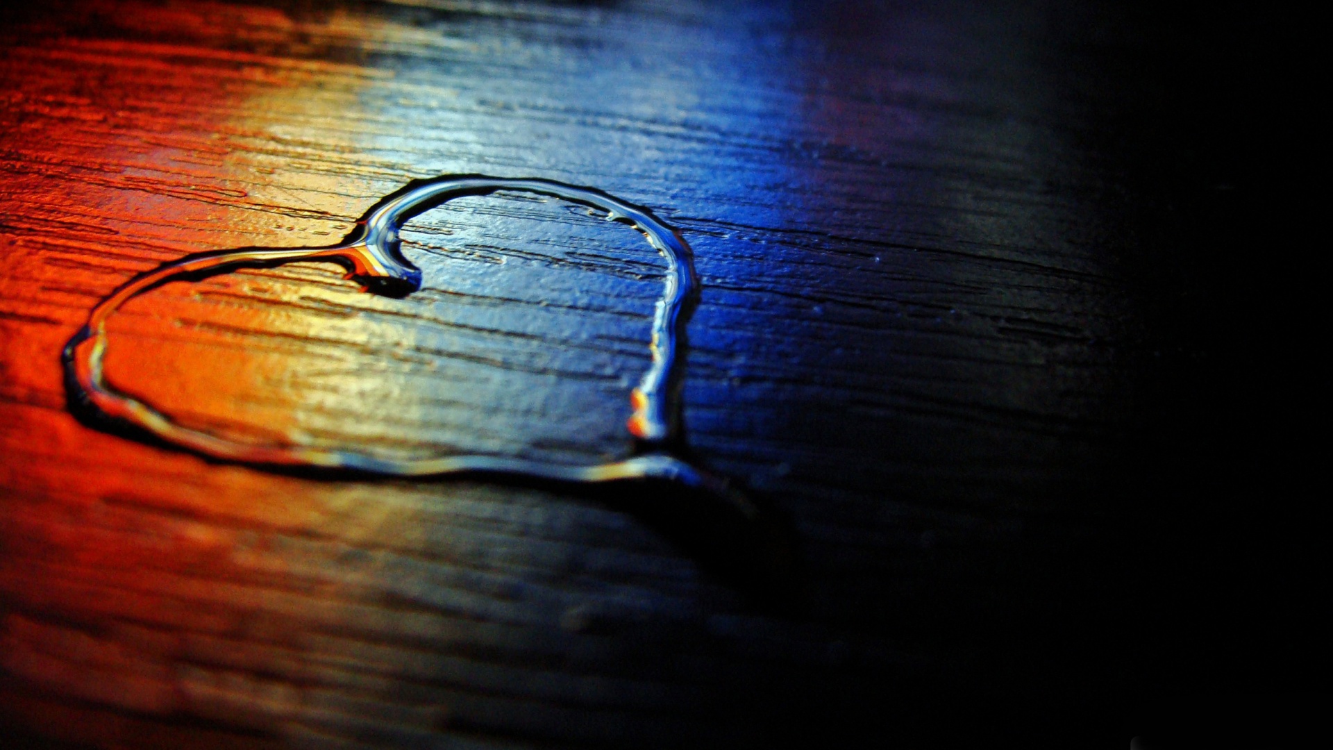 Сердечко из воды обои