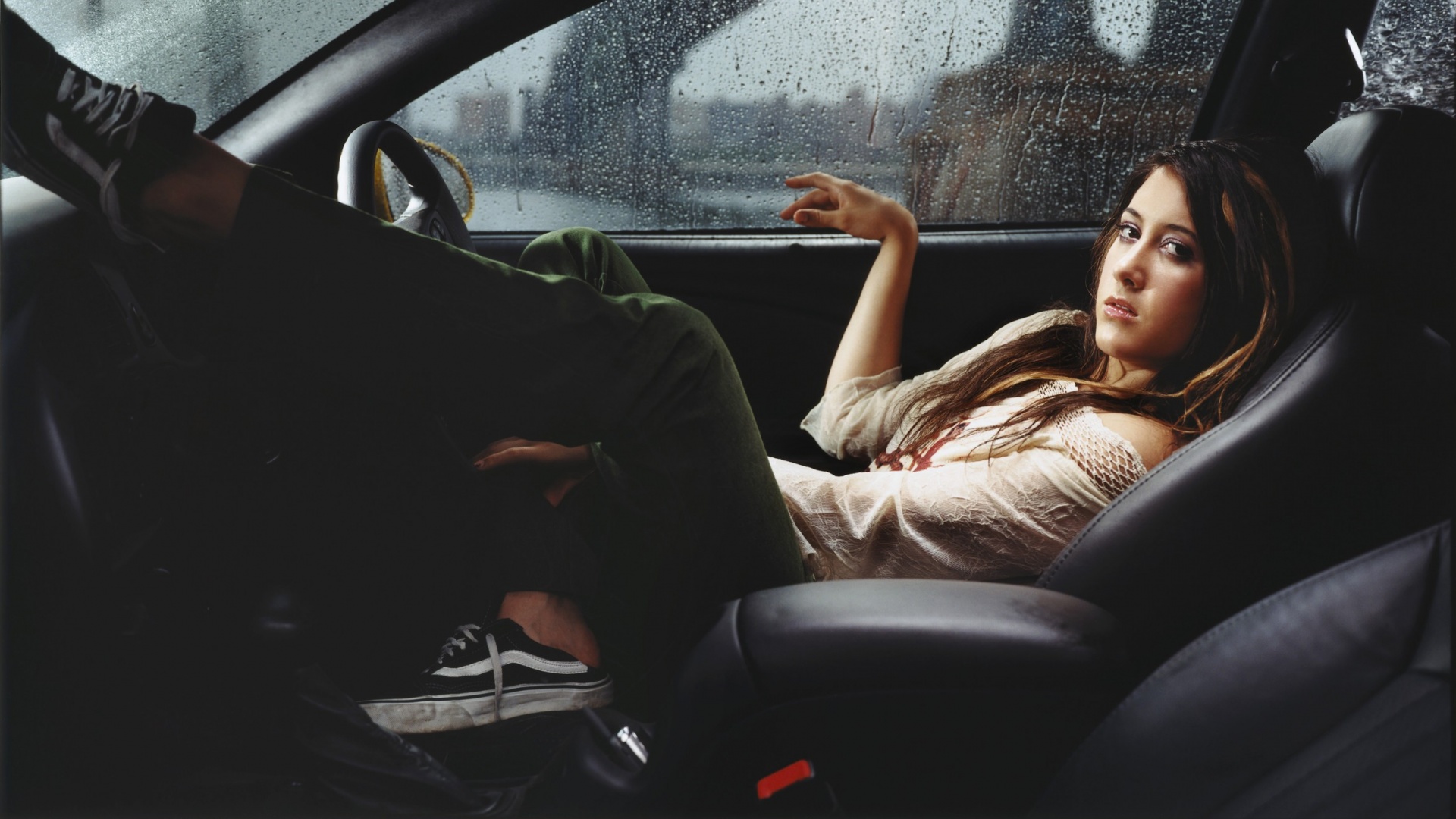 Девушка в автомобиле обои