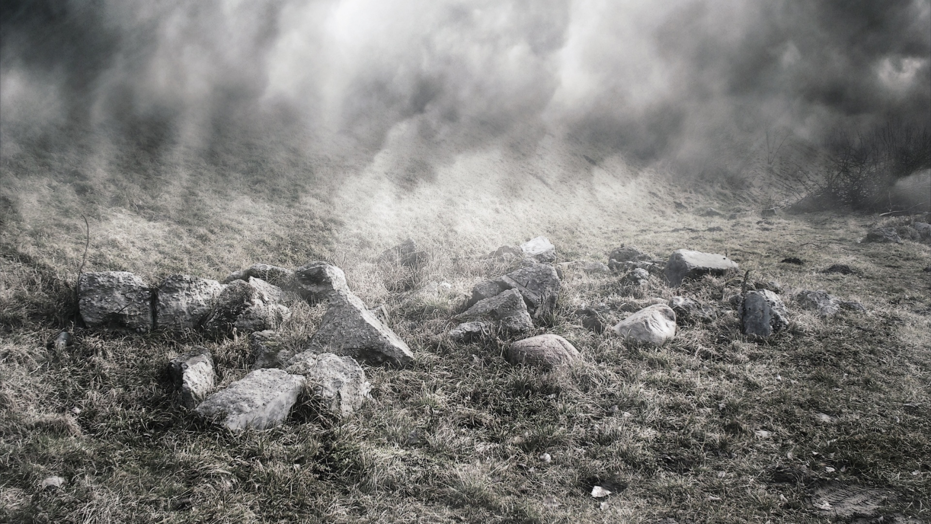 Камни под туманом обои