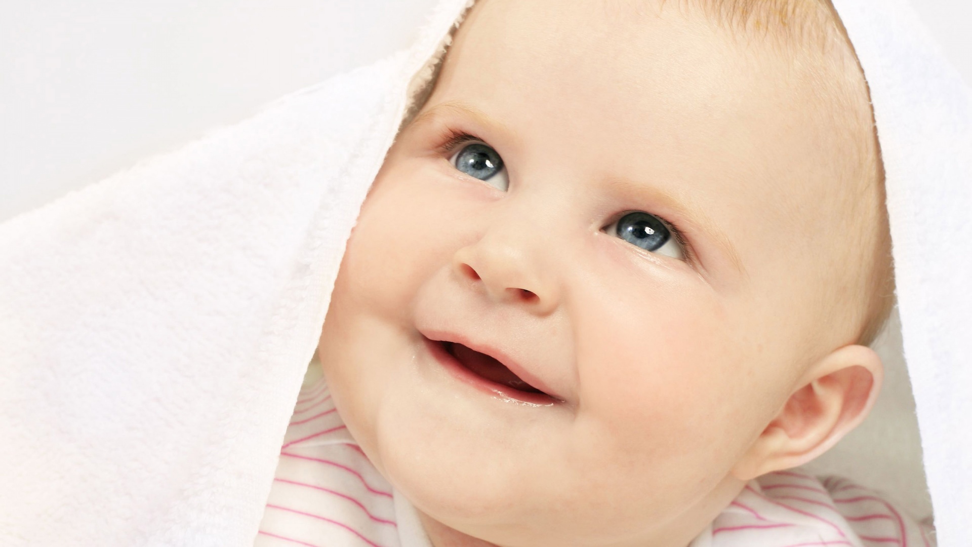 Малыш под полотенцем обои