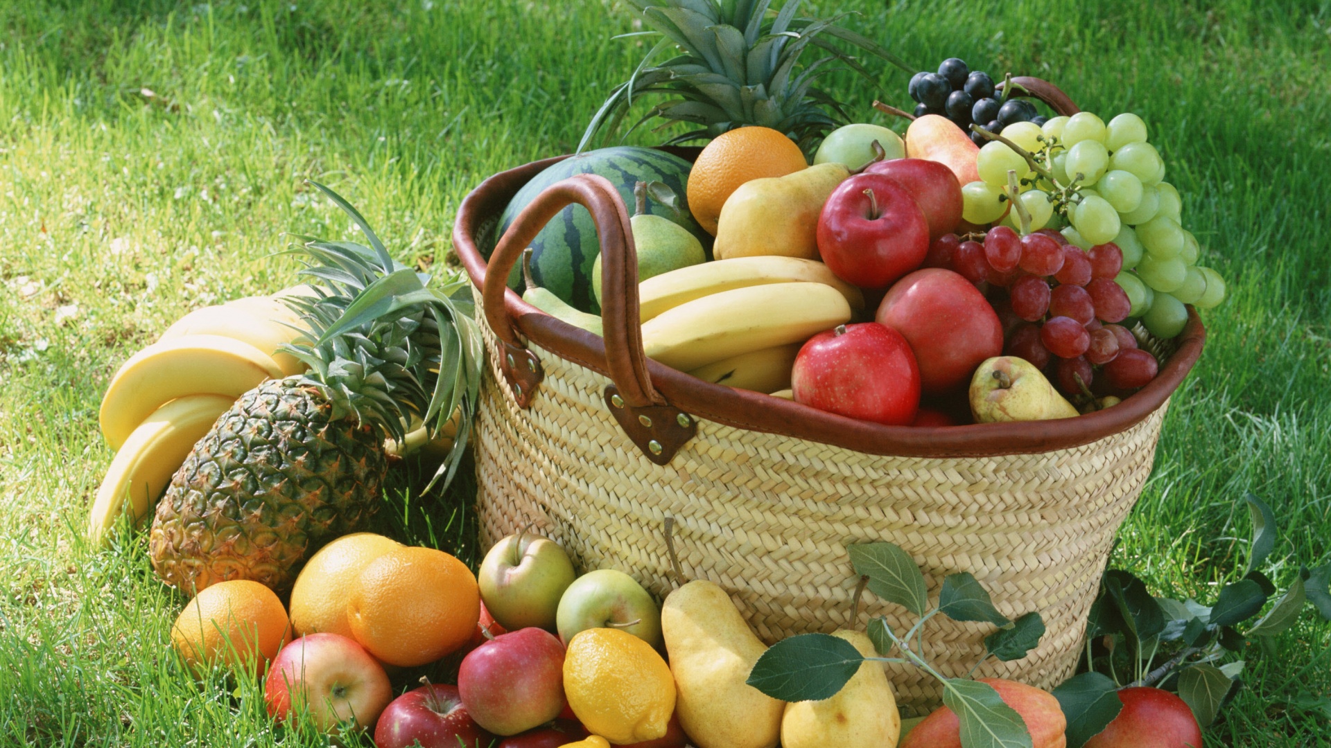 Корзина с фруктами обои