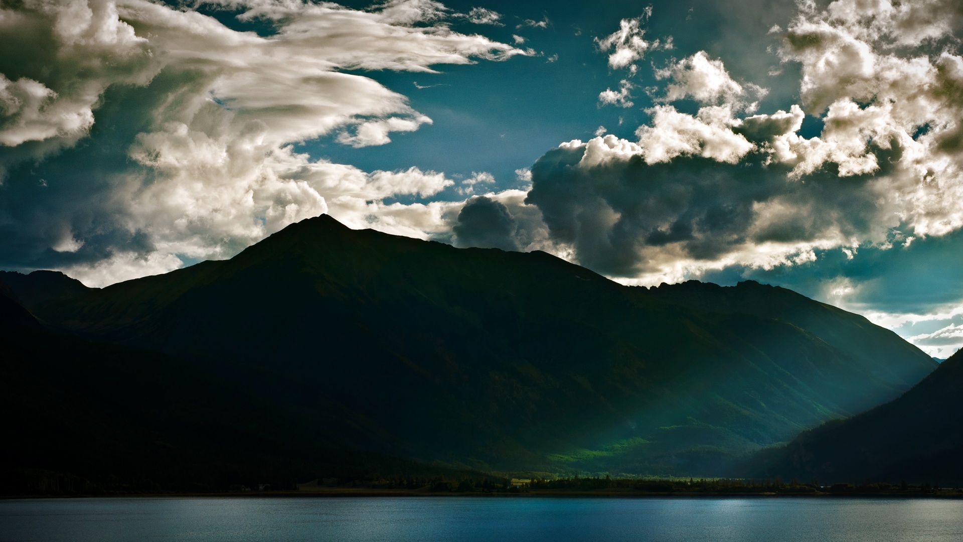 Свет на склонах гор обои