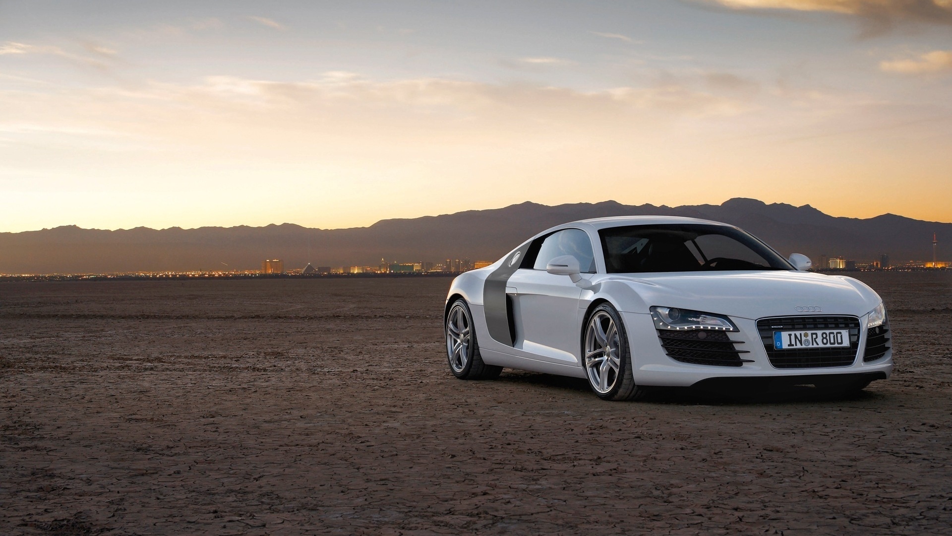 Белоснежная Ауди Р8 в пустыне обои