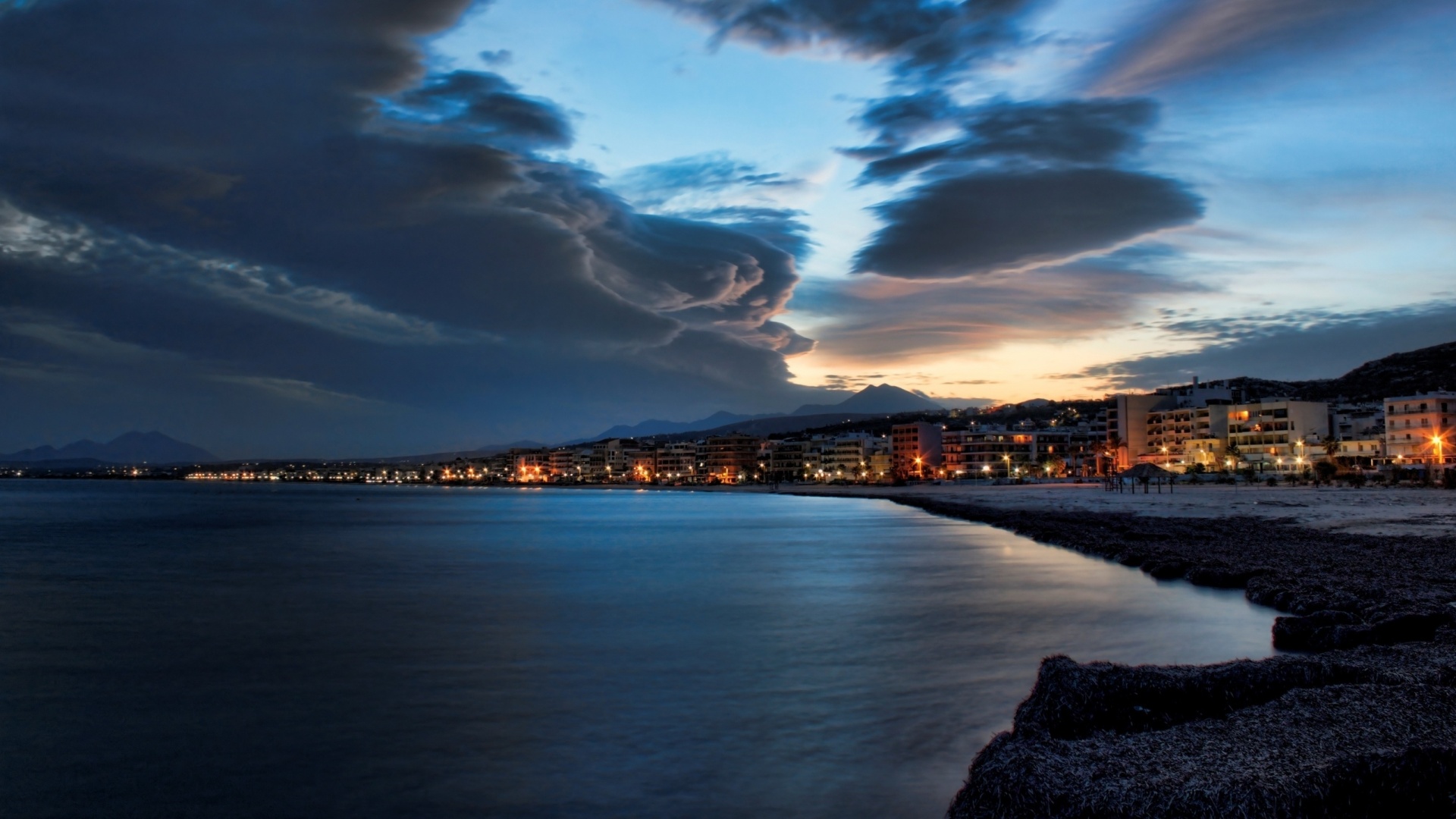 Красивый закат над городом у моря обои