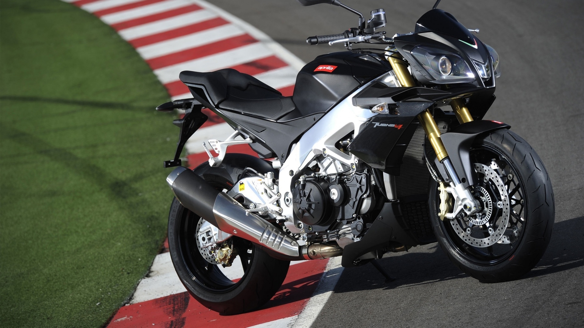 Спортивный мотоцикл Априлия на треке  обои