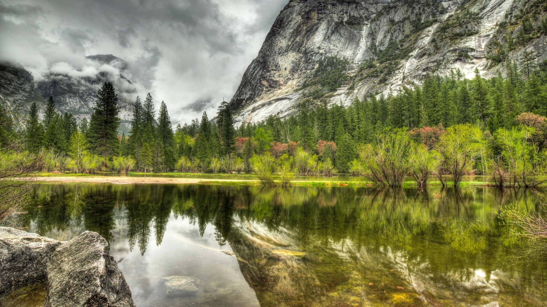 Красивый вид на маленькое горное озеро обои