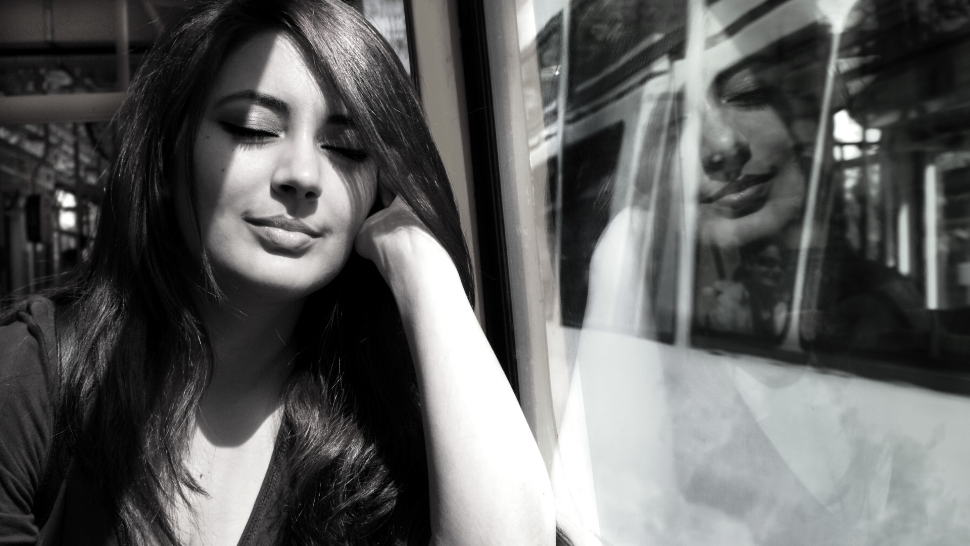 Девушка с закрытыми глазами в электричке обои