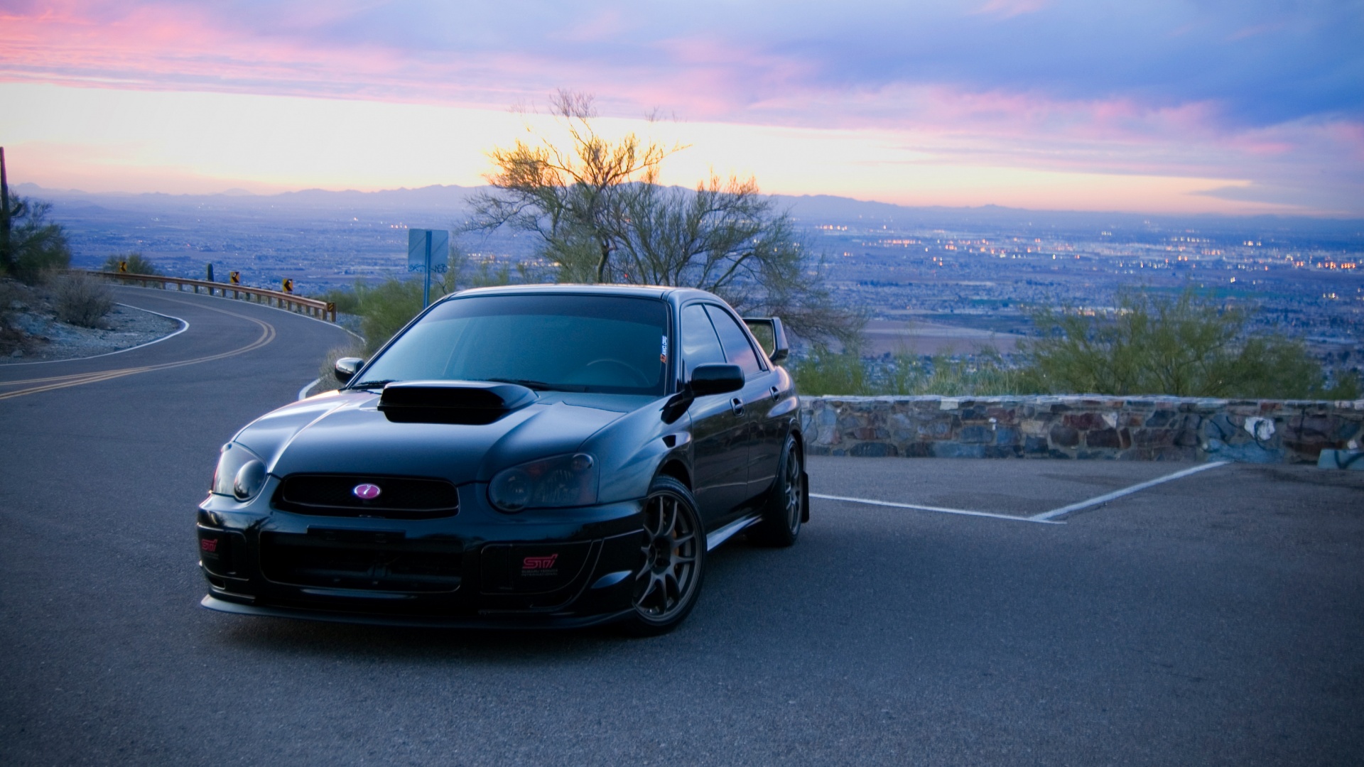 Субару на смотровой алощадке в горах обои