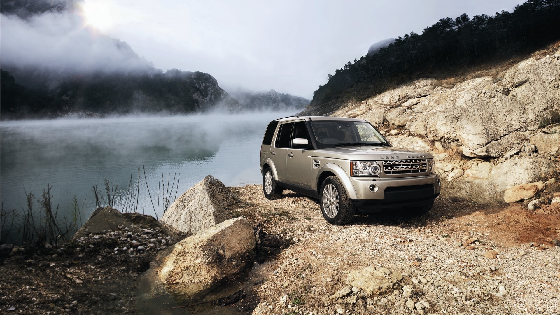 Range rover в горах у реки обои