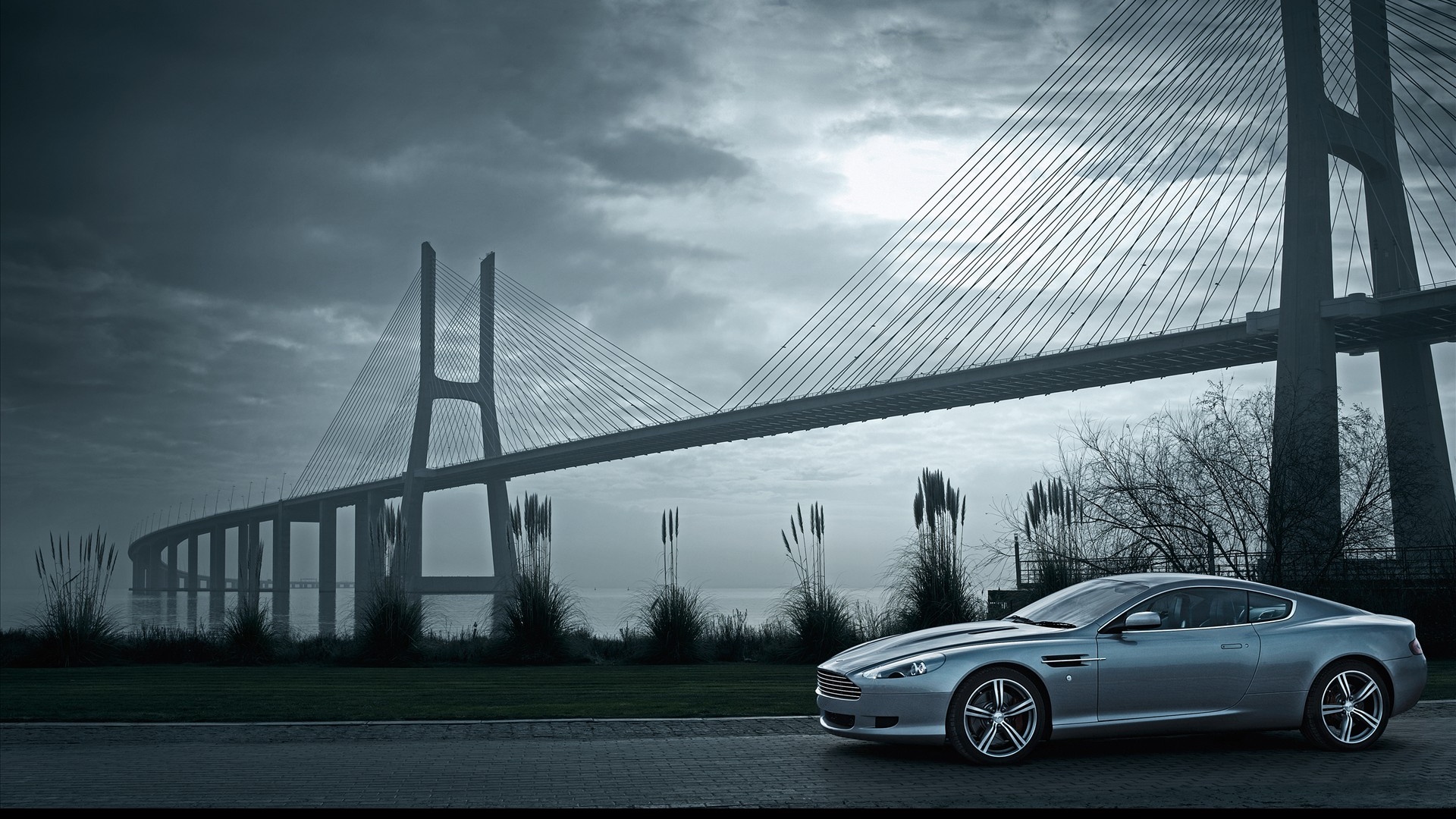 Aston Martin на фоне моста обои