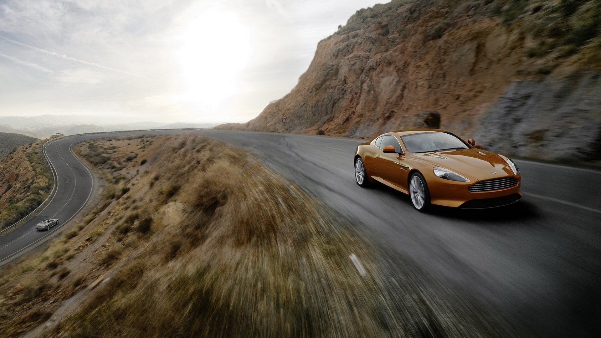 Aston Martin в горах обои