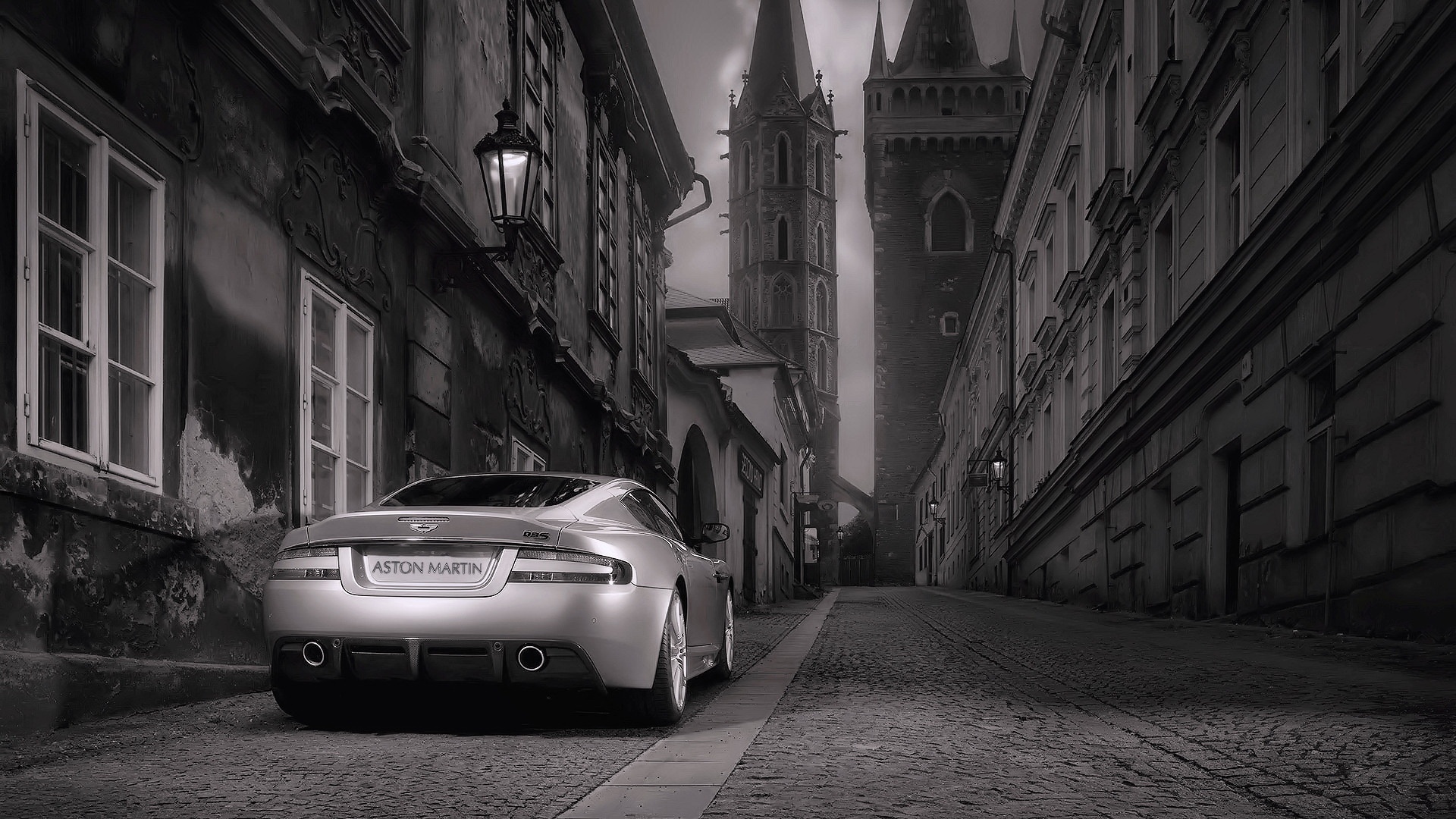 Aston Martin в старинном городе обои