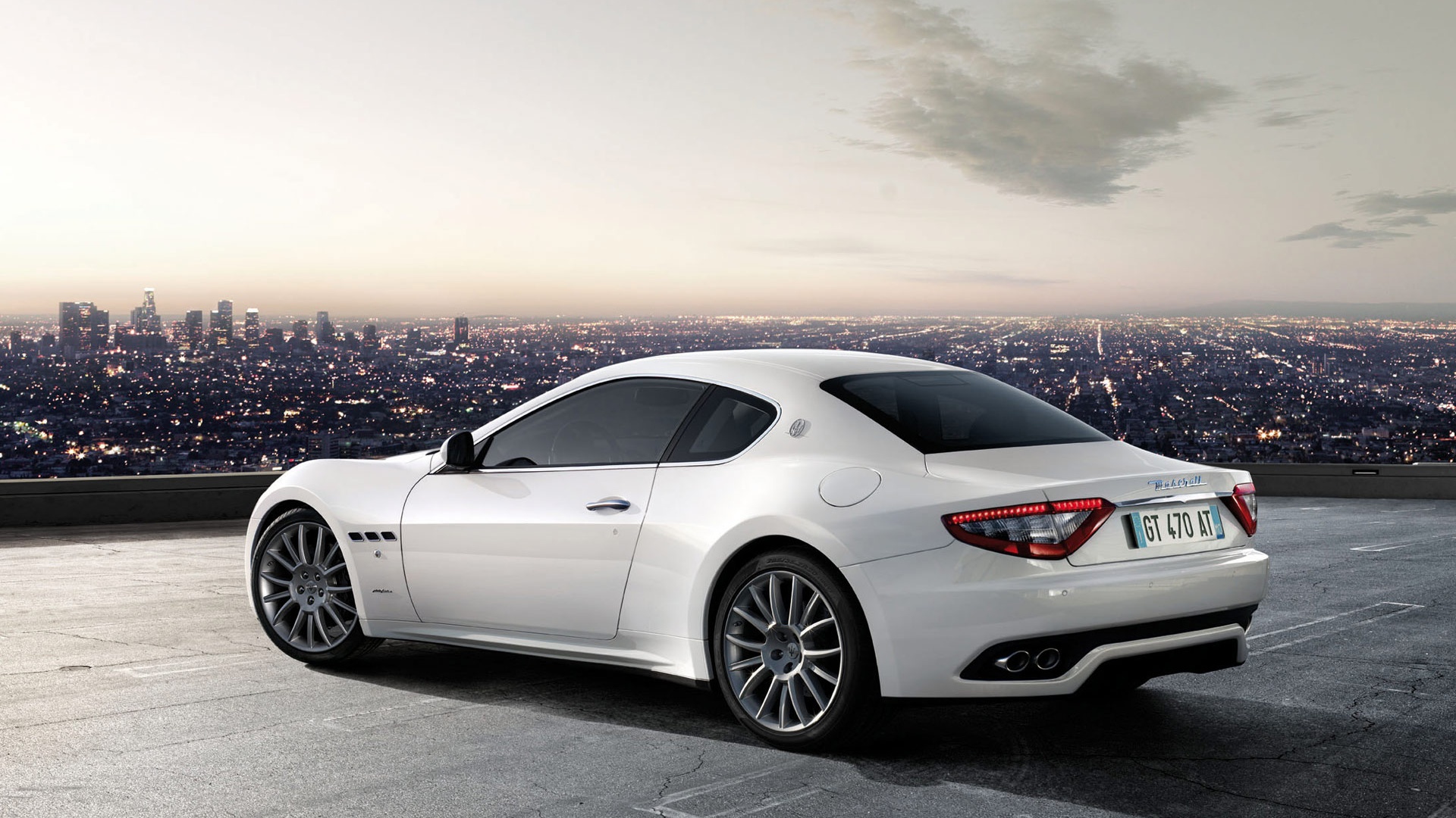 Maserati Granturismo на фоне города обои