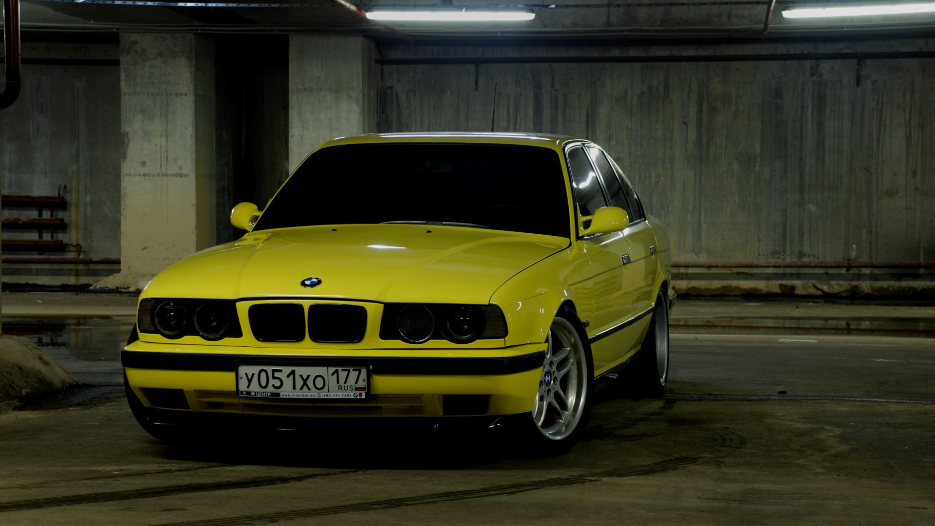 BMW M5 на стоянке обои