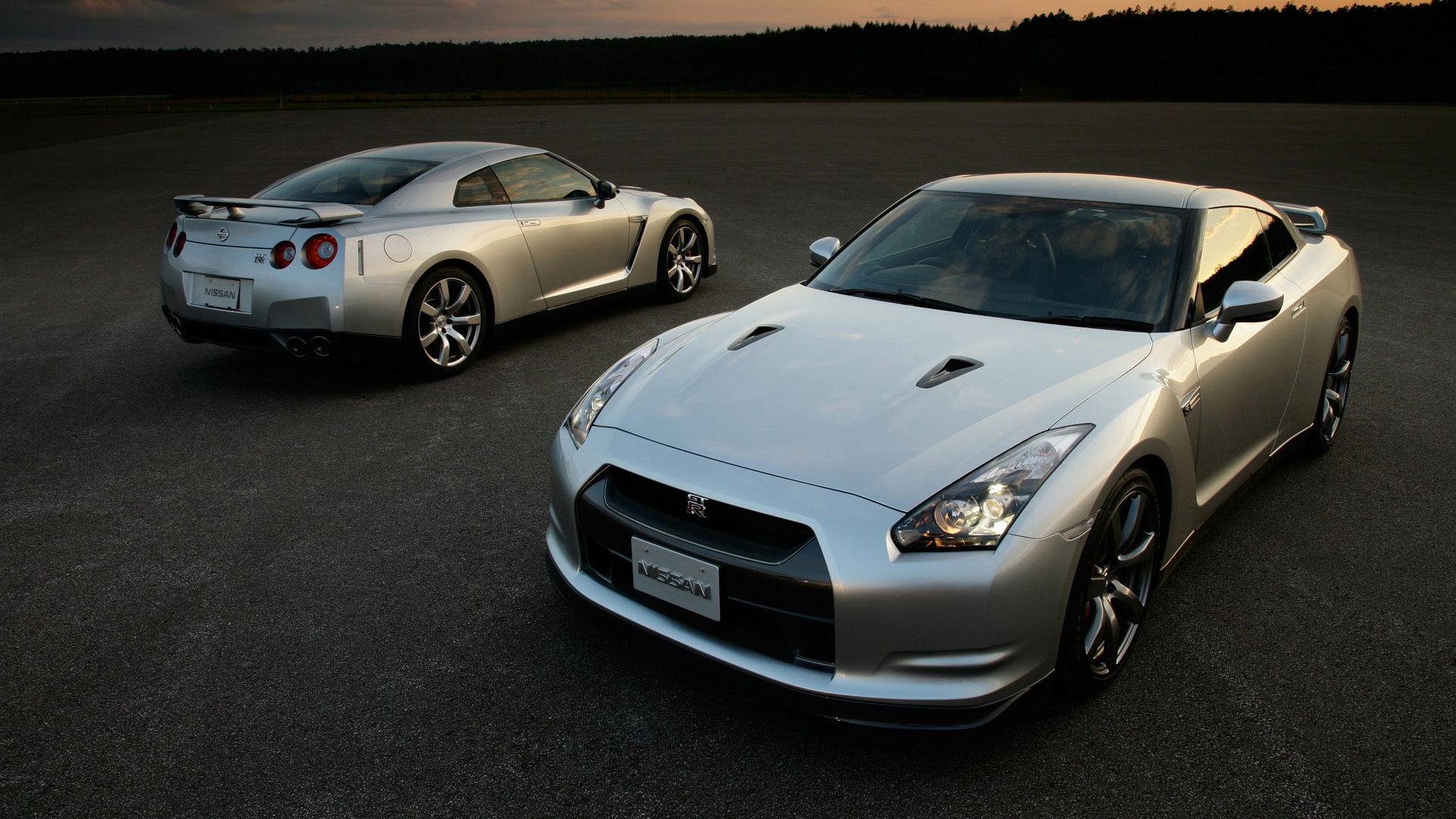 Nissan с двух ракурсов обои