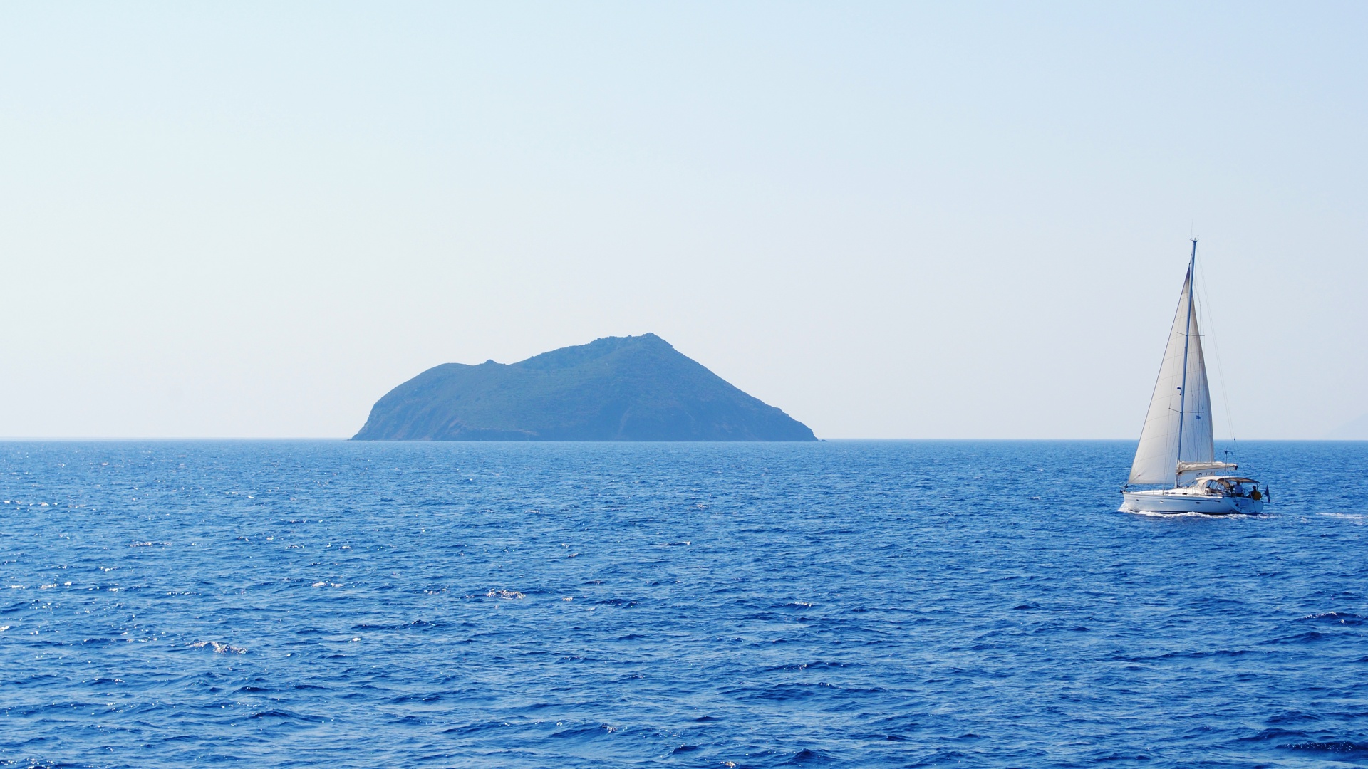 Яхта в море обои