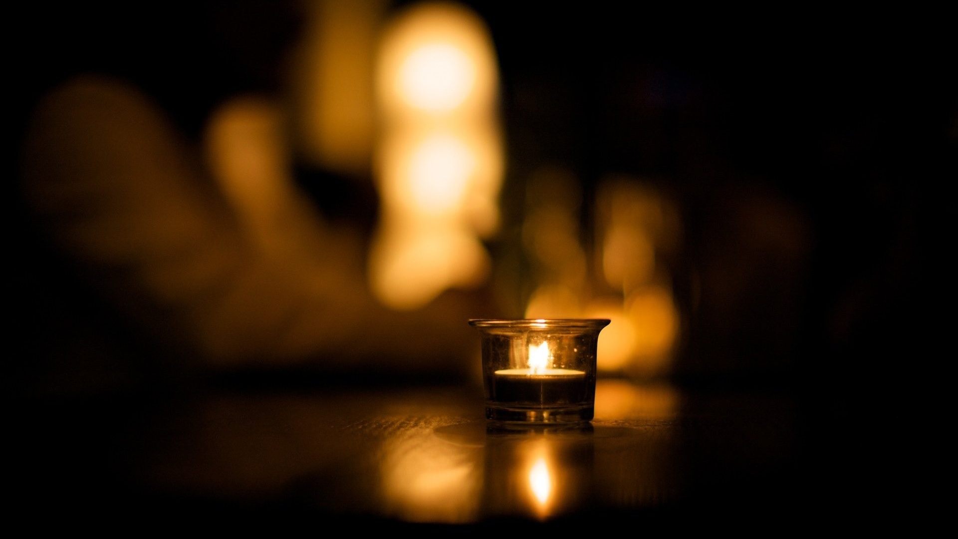 Свеча во тьме обои