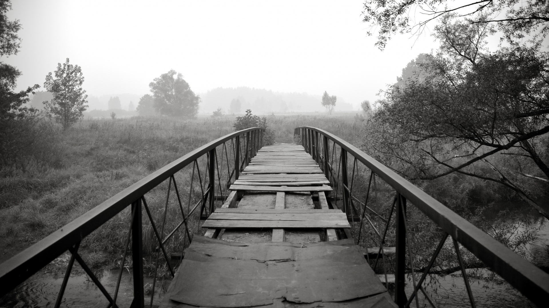 Старый мост на черно-белом фото обои