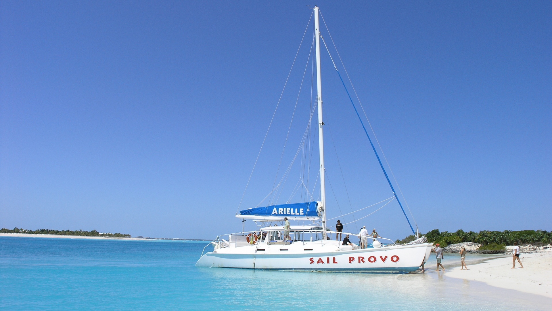 Яхта в голубой лагуне обои