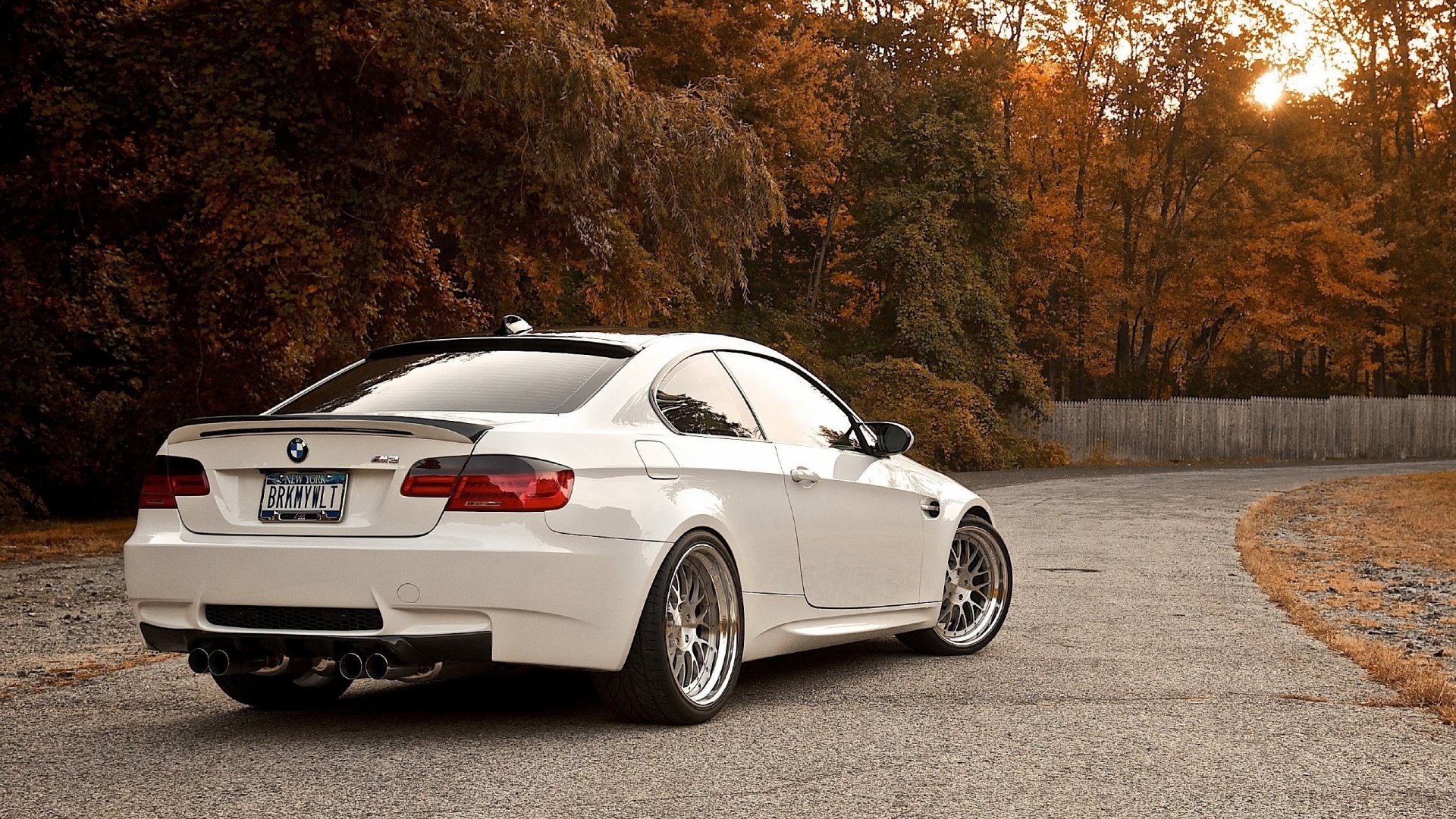 Белый BMW M3 обои