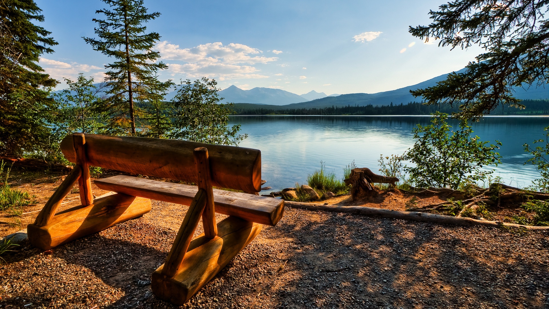 Деревянная скамья на берегу озера обои