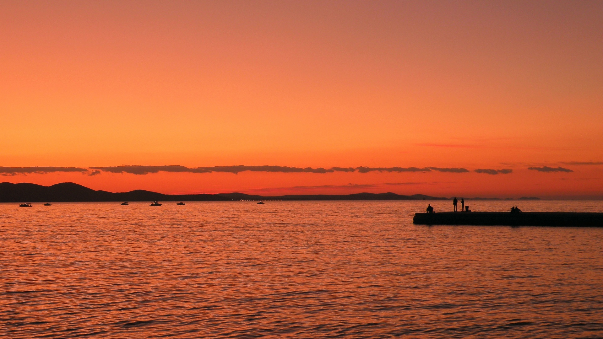 Одинокая пристань на озере обои