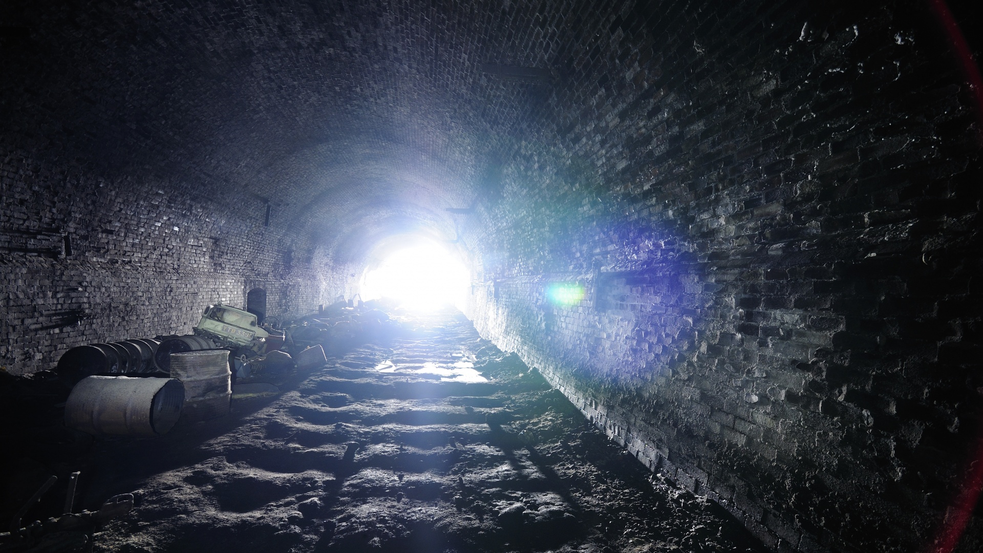 Захламленный тоннель обои