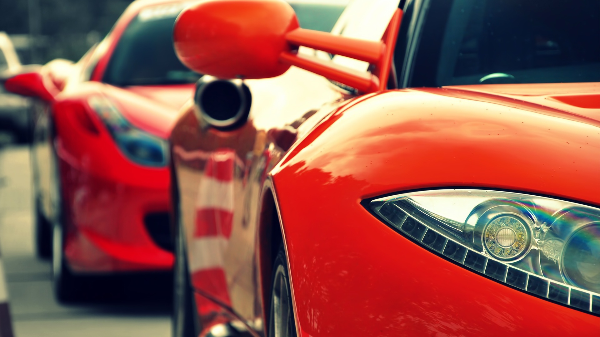 Череда красных автомобилей обои